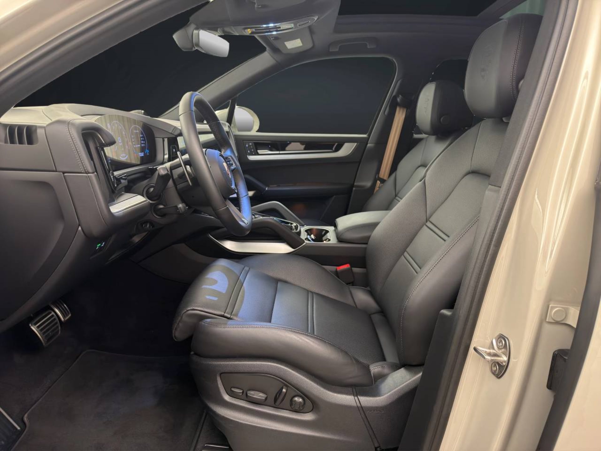 PORSCHE Cayenne E-Hybrid-image-4