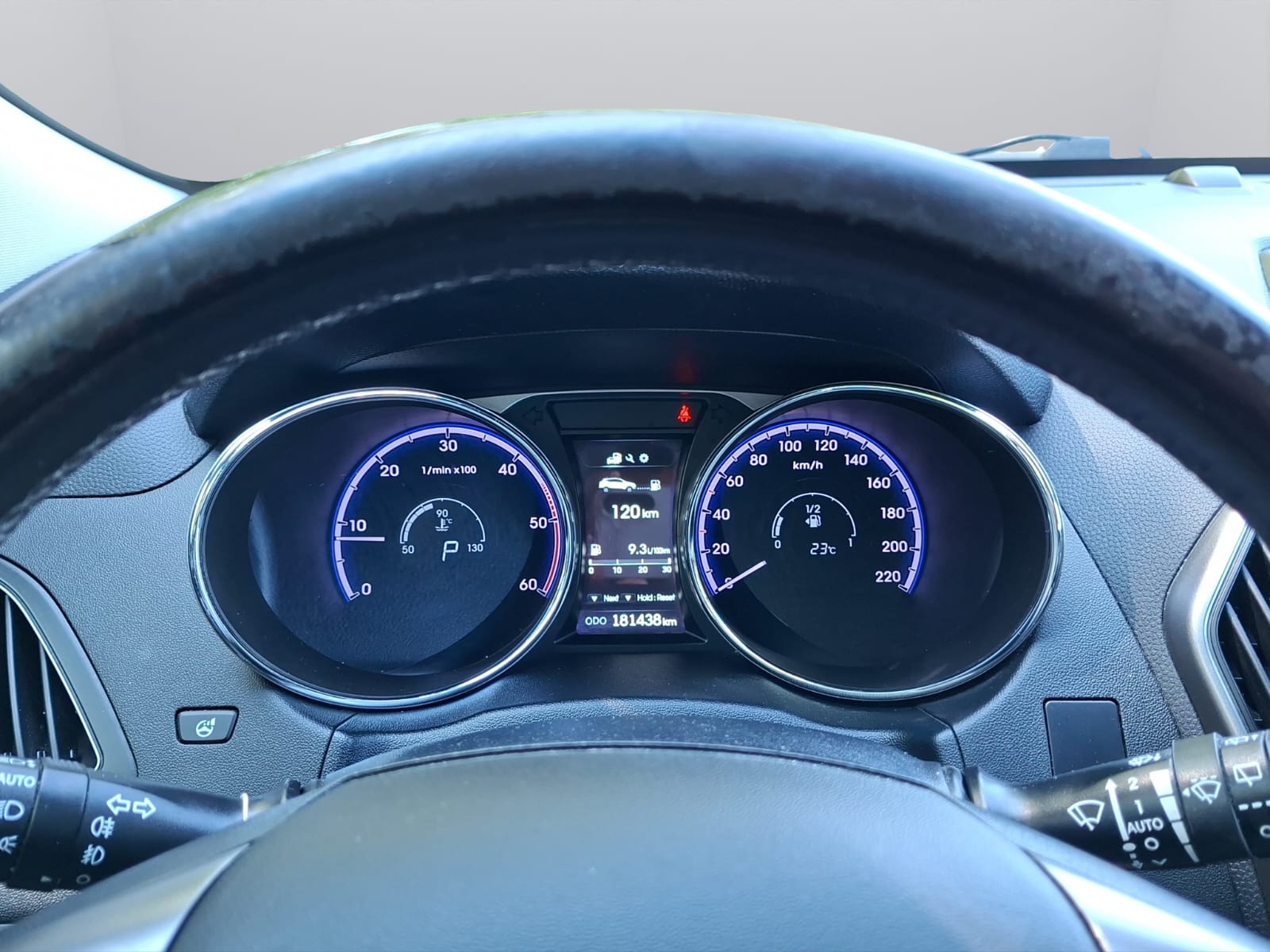 HYUNDAI iX 35 2.0 CRDi Premium 4WD Automatic-image-16