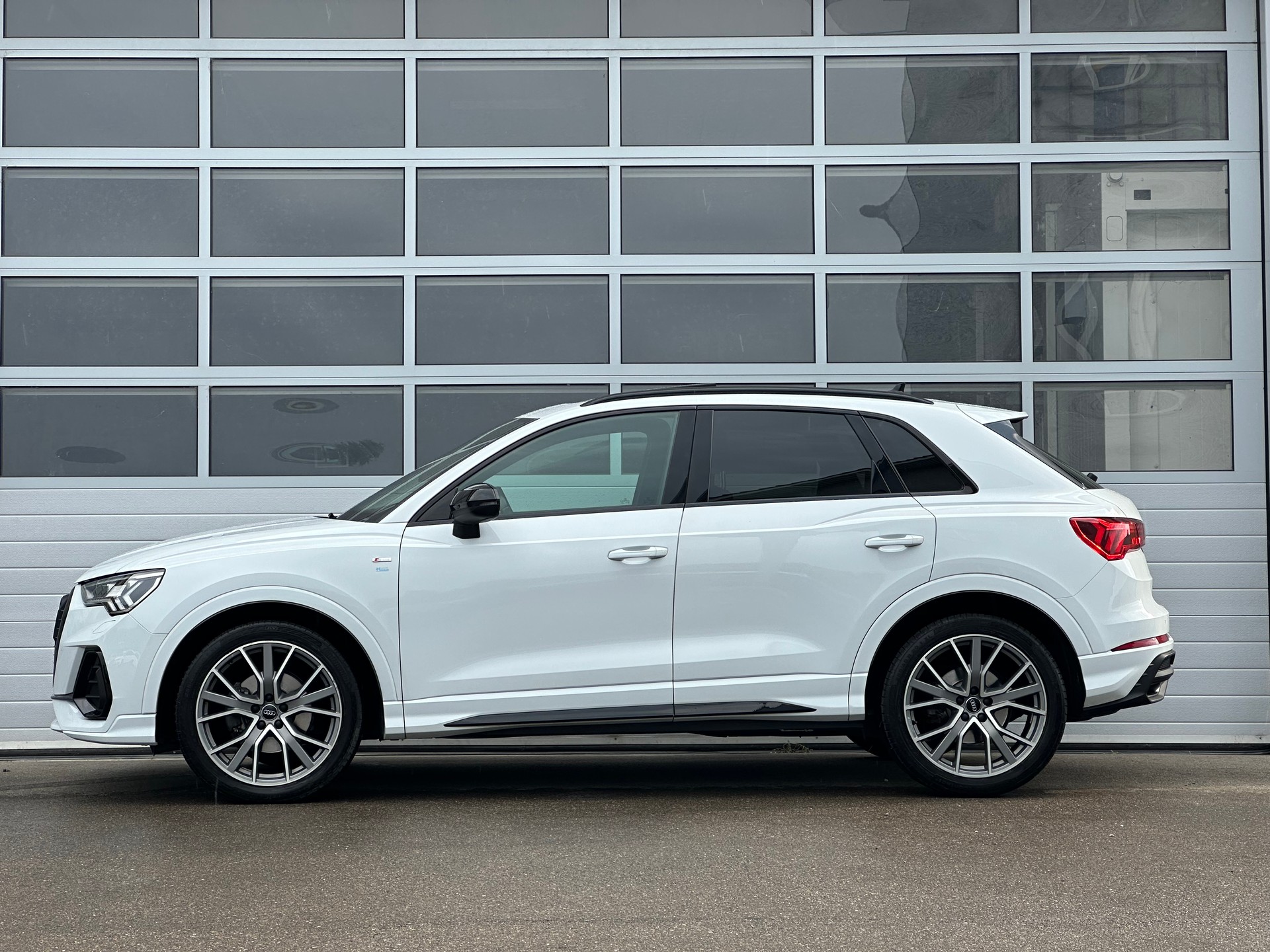 AUDI Q3 35 TDI S line S-tronic-image-1