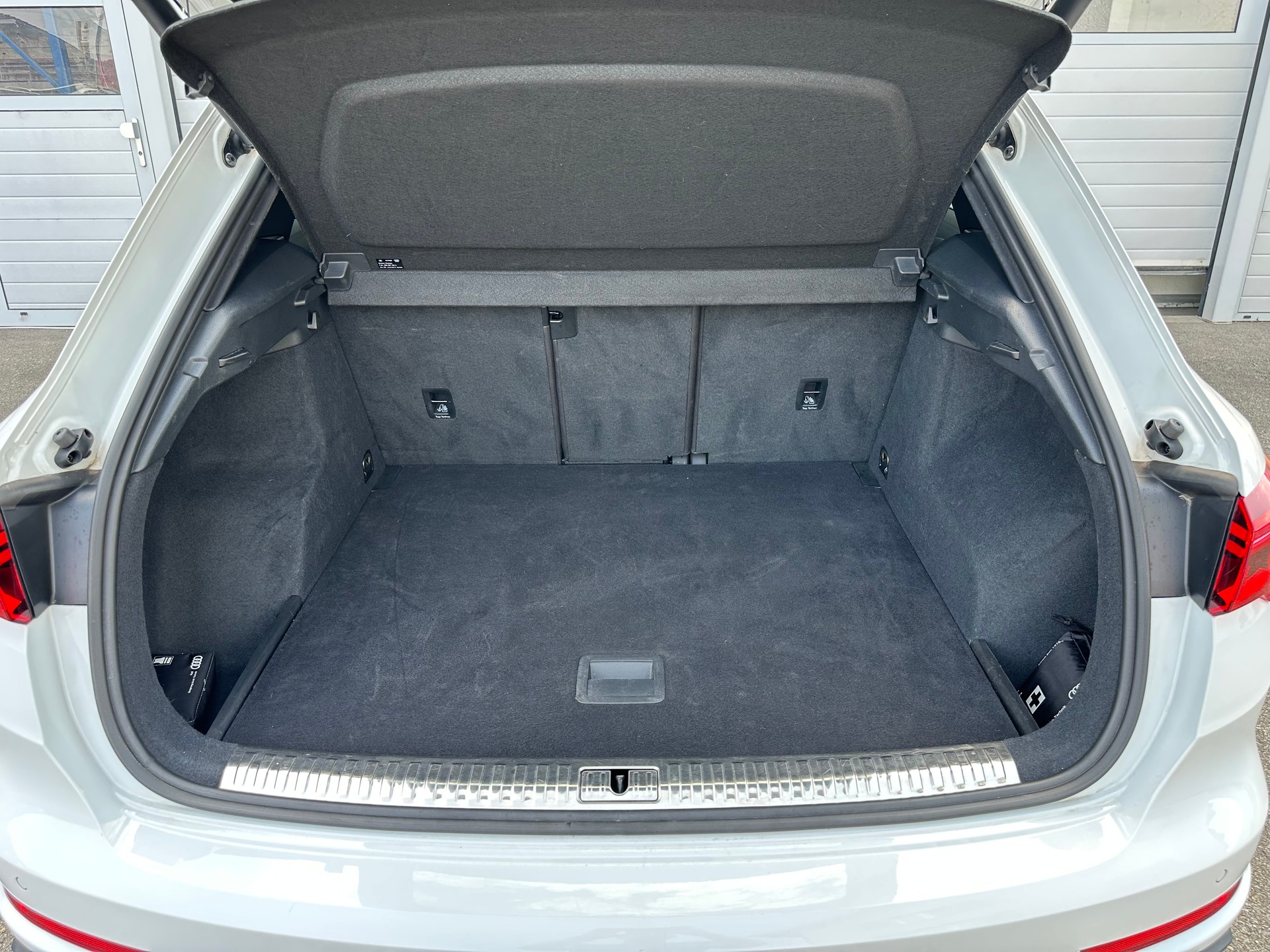 AUDI Q3 35 TDI S line S-tronic-image-8