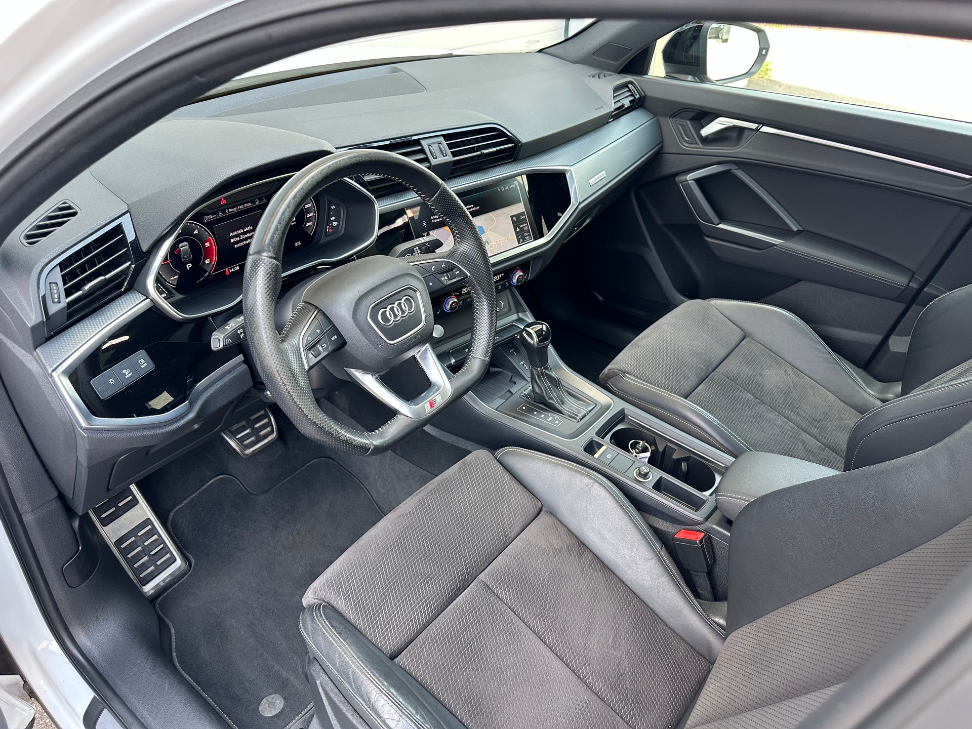 AUDI Q3 35 TDI S line S-tronic-image-6