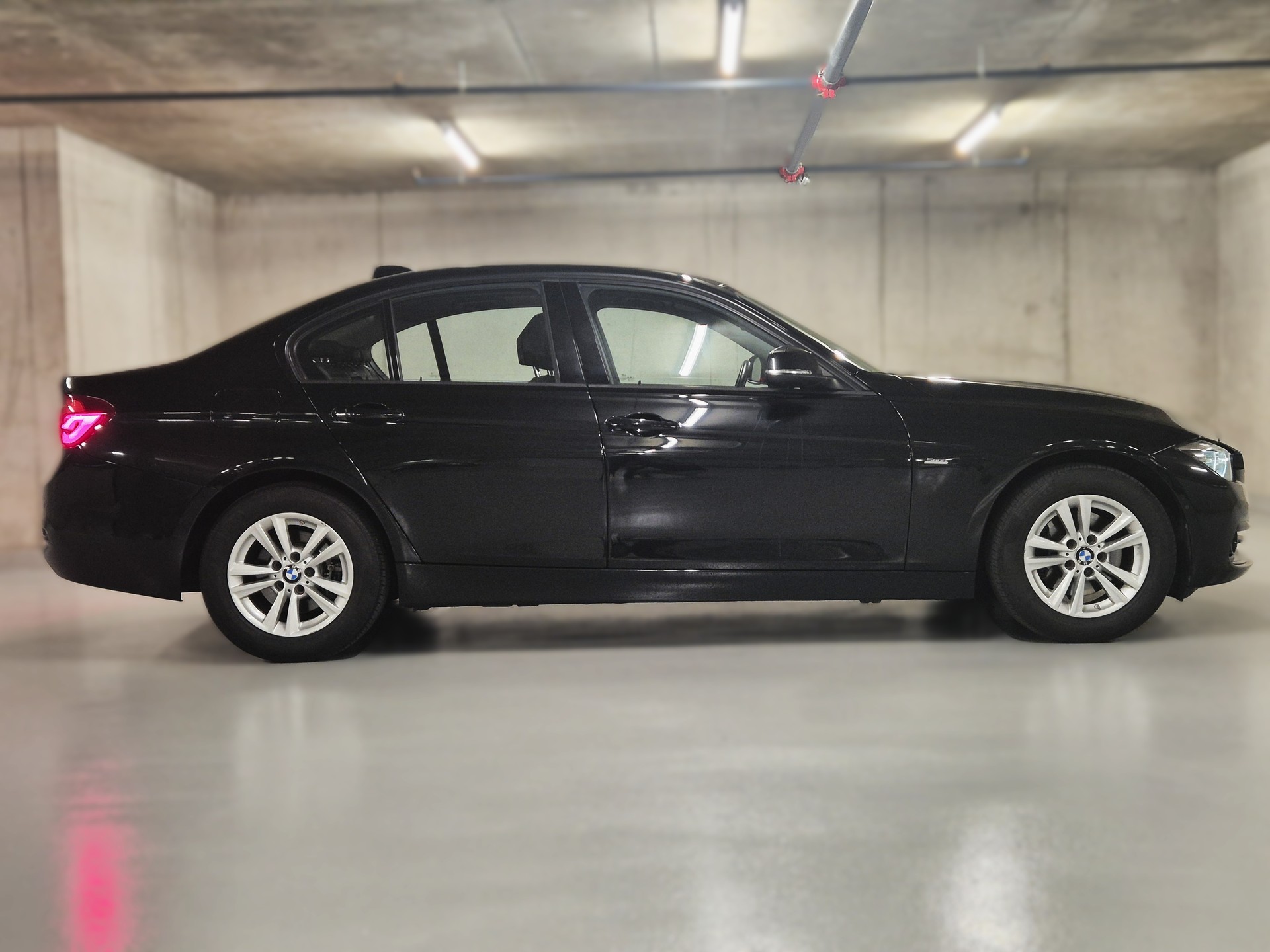 BMW 320d xDrive Edition Sport Line Steptronic-image-8