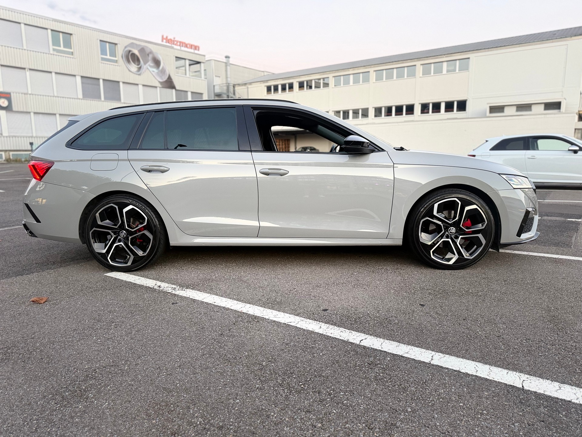 SKODA 2.0 TDI RS 4x4 DSG-image-1