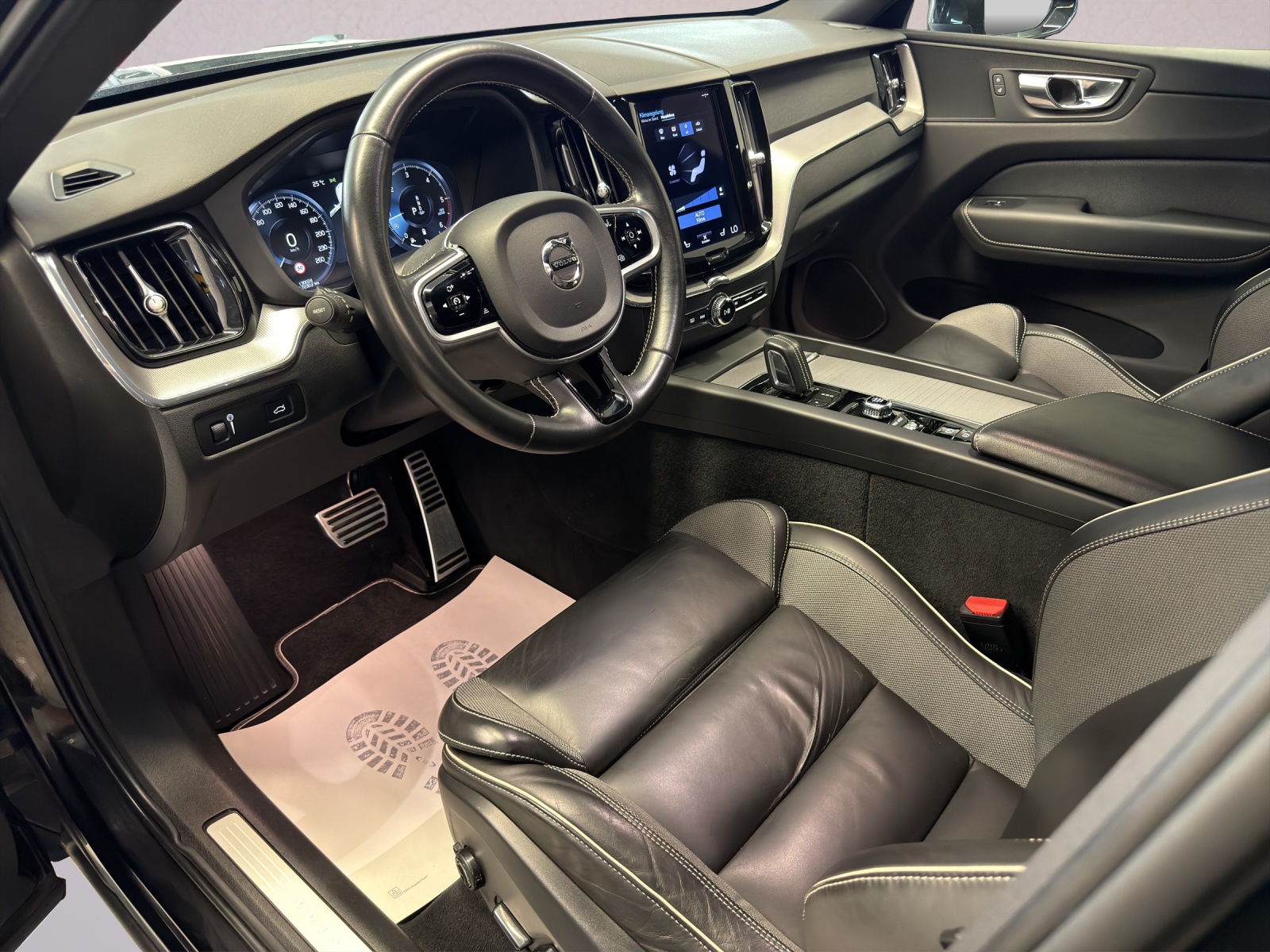 VOLVO XC60 B4 Diesel Mild Hybrid AWD R-Design Geartronic-image-10