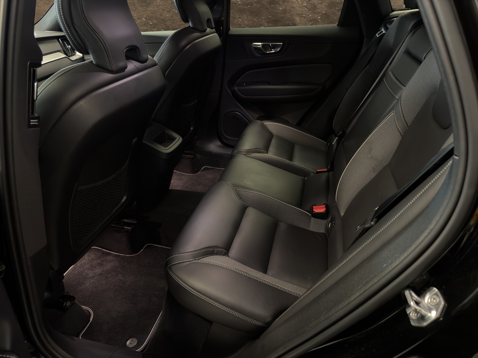 VOLVO XC60 B4 Diesel Mild Hybrid AWD R-Design Geartronic-image-9
