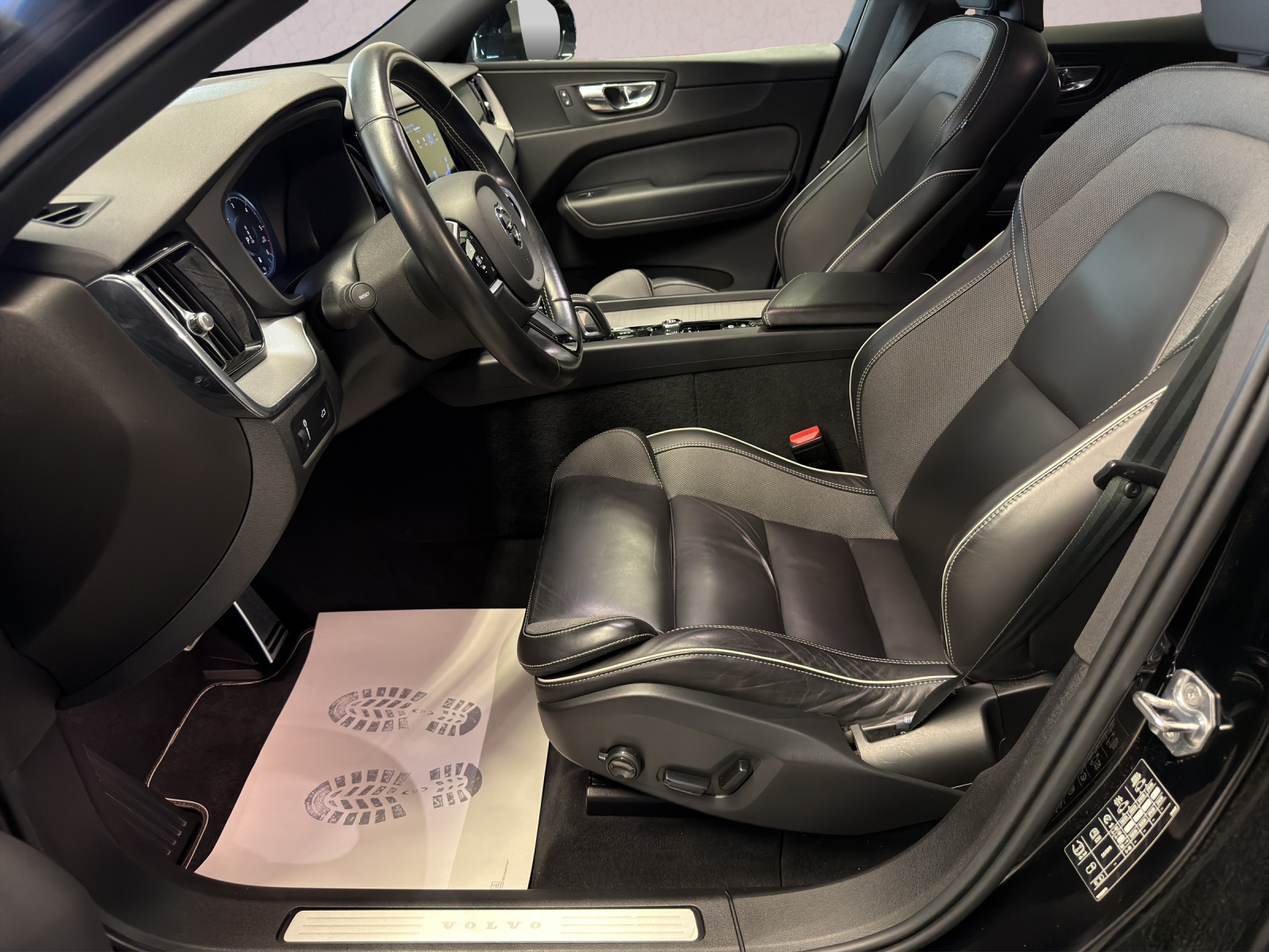 VOLVO XC60 B4 Diesel Mild Hybrid AWD R-Design Geartronic-image-11
