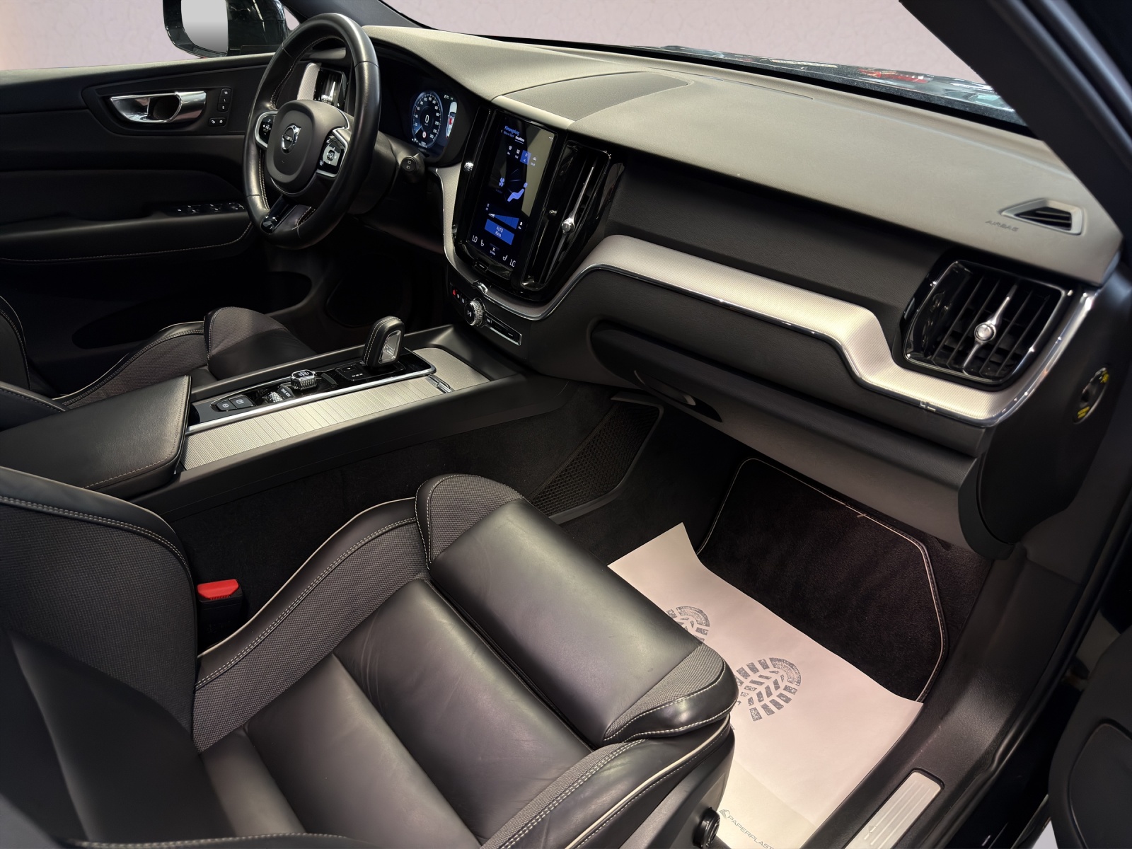 VOLVO XC60 B4 Diesel Mild Hybrid AWD R-Design Geartronic-image-16
