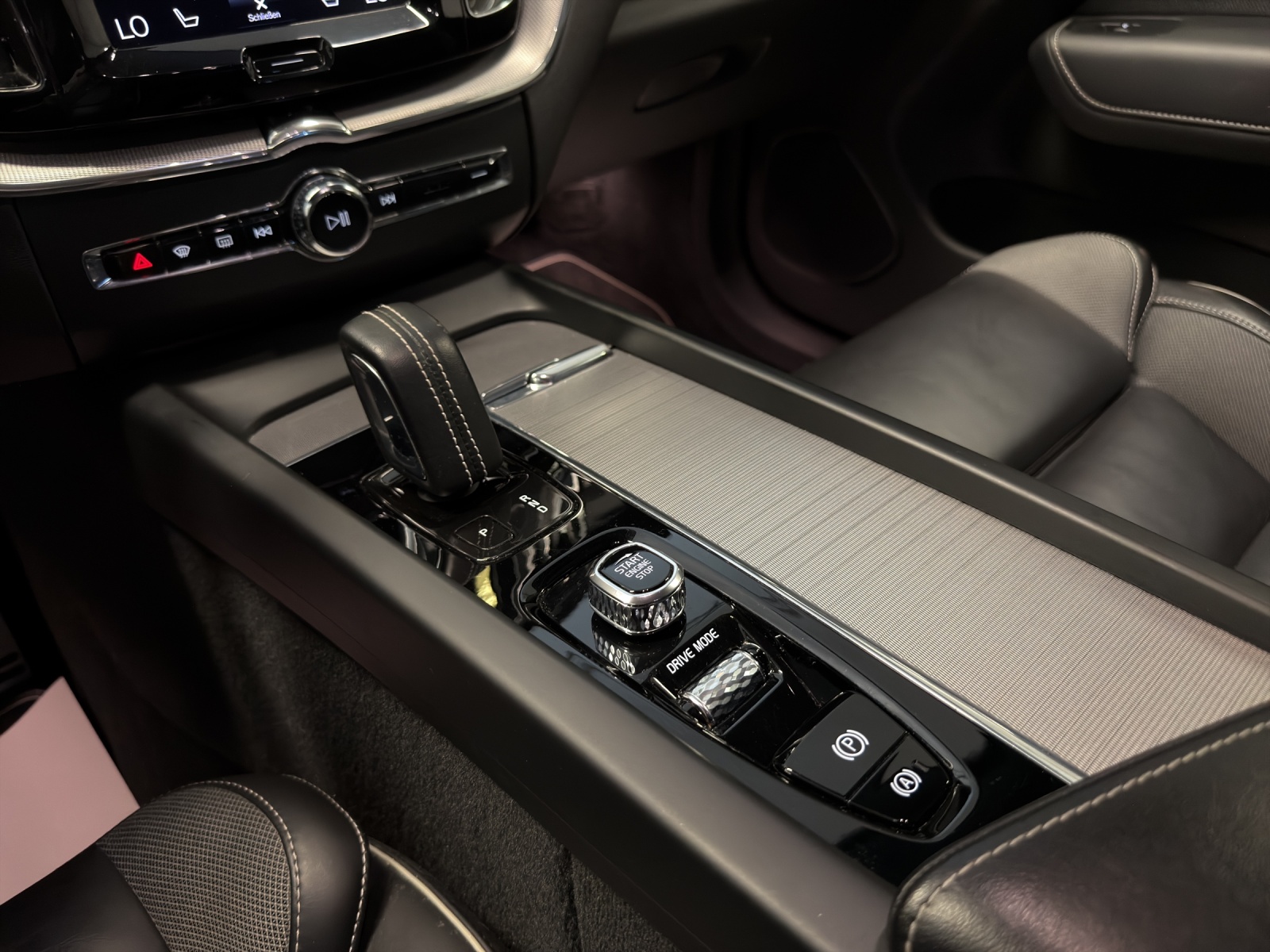 VOLVO XC60 B4 Diesel Mild Hybrid AWD R-Design Geartronic-image-15