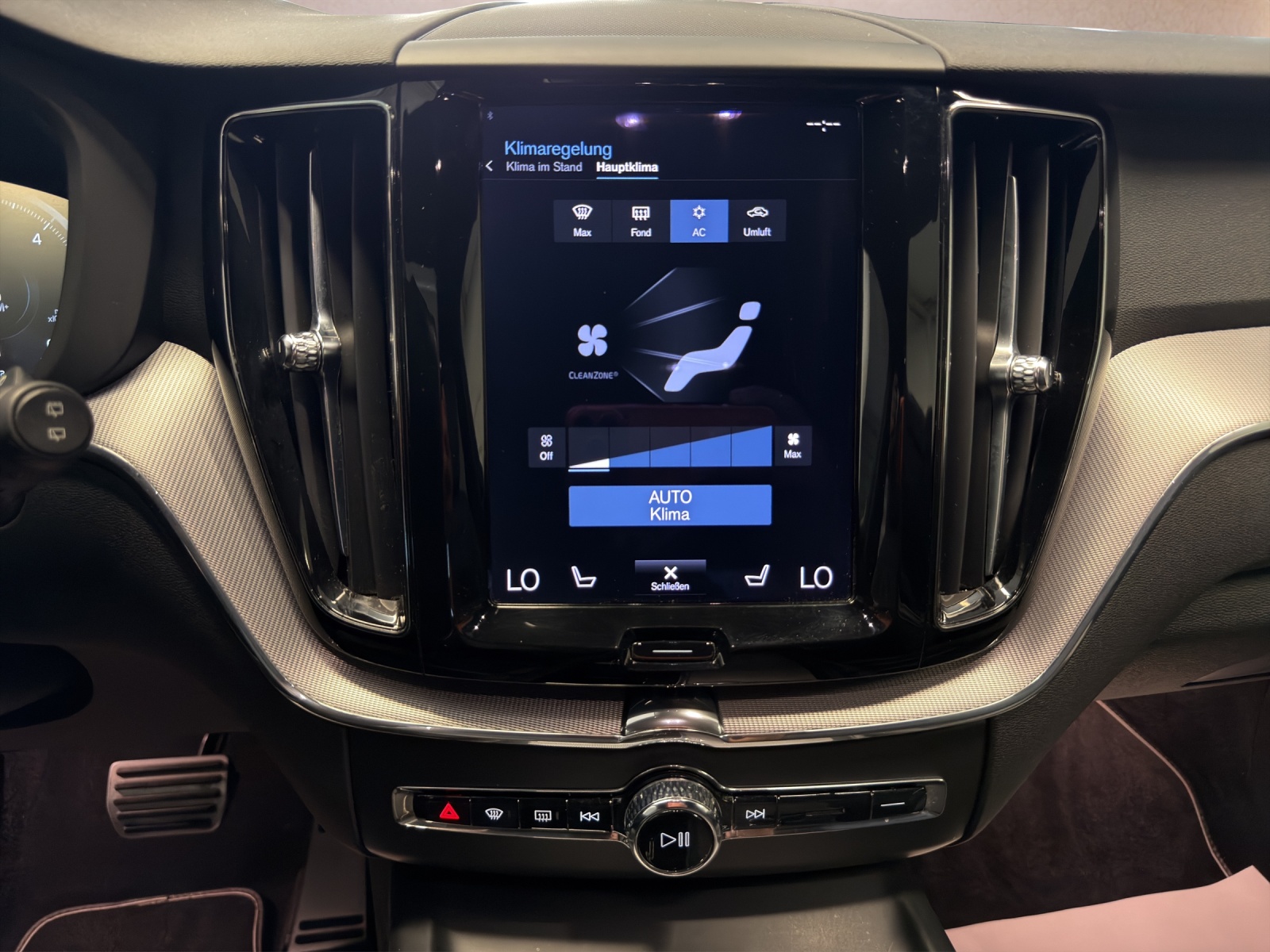 VOLVO XC60 B4 Diesel Mild Hybrid AWD R-Design Geartronic-image-14