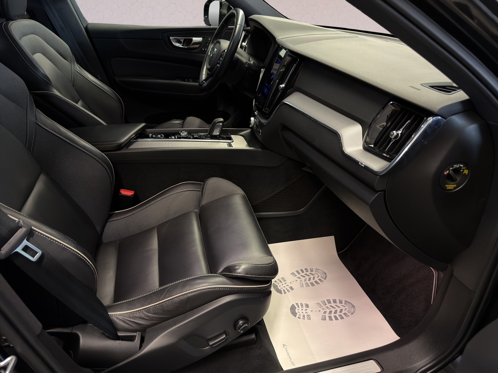 VOLVO XC60 B4 Diesel Mild Hybrid AWD R-Design Geartronic-image-17