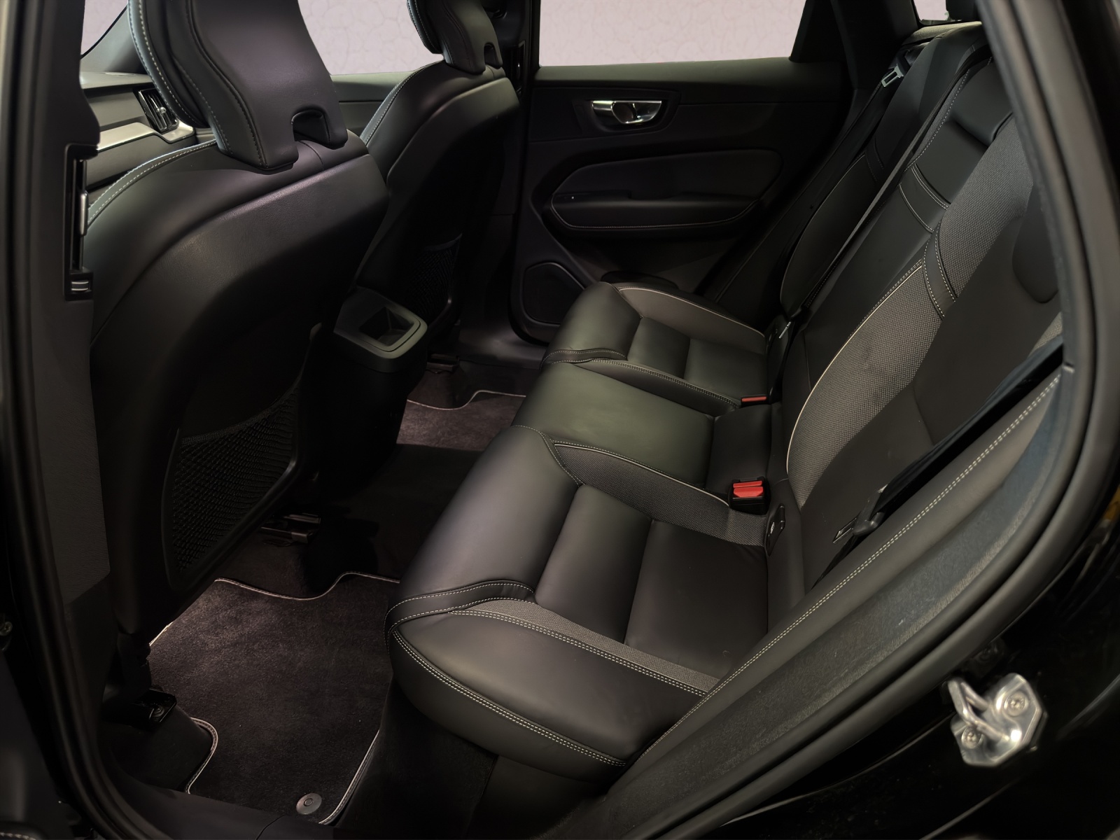 VOLVO XC60 B4 Diesel Mild Hybrid AWD R-Design Geartronic-image-12