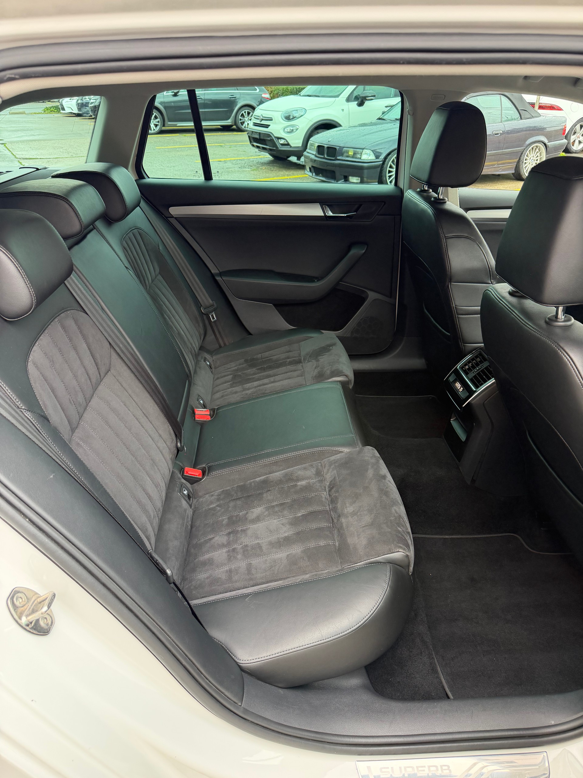 SKODA Superb Combi 2.0 TDi Ambition 4x4 DSG-image-13