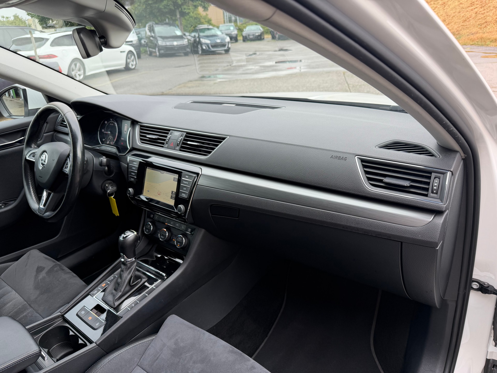 SKODA Superb Combi 2.0 TDi Ambition 4x4 DSG-image-16