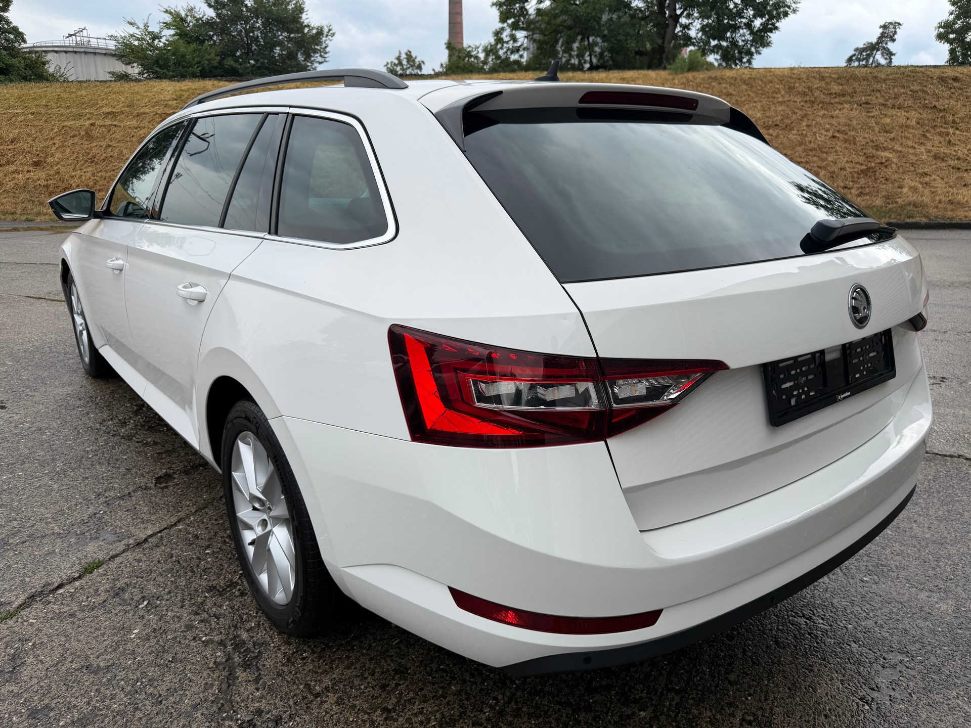 SKODA Superb Combi 2.0 TDi Ambition 4x4 DSG-showroom-element-2