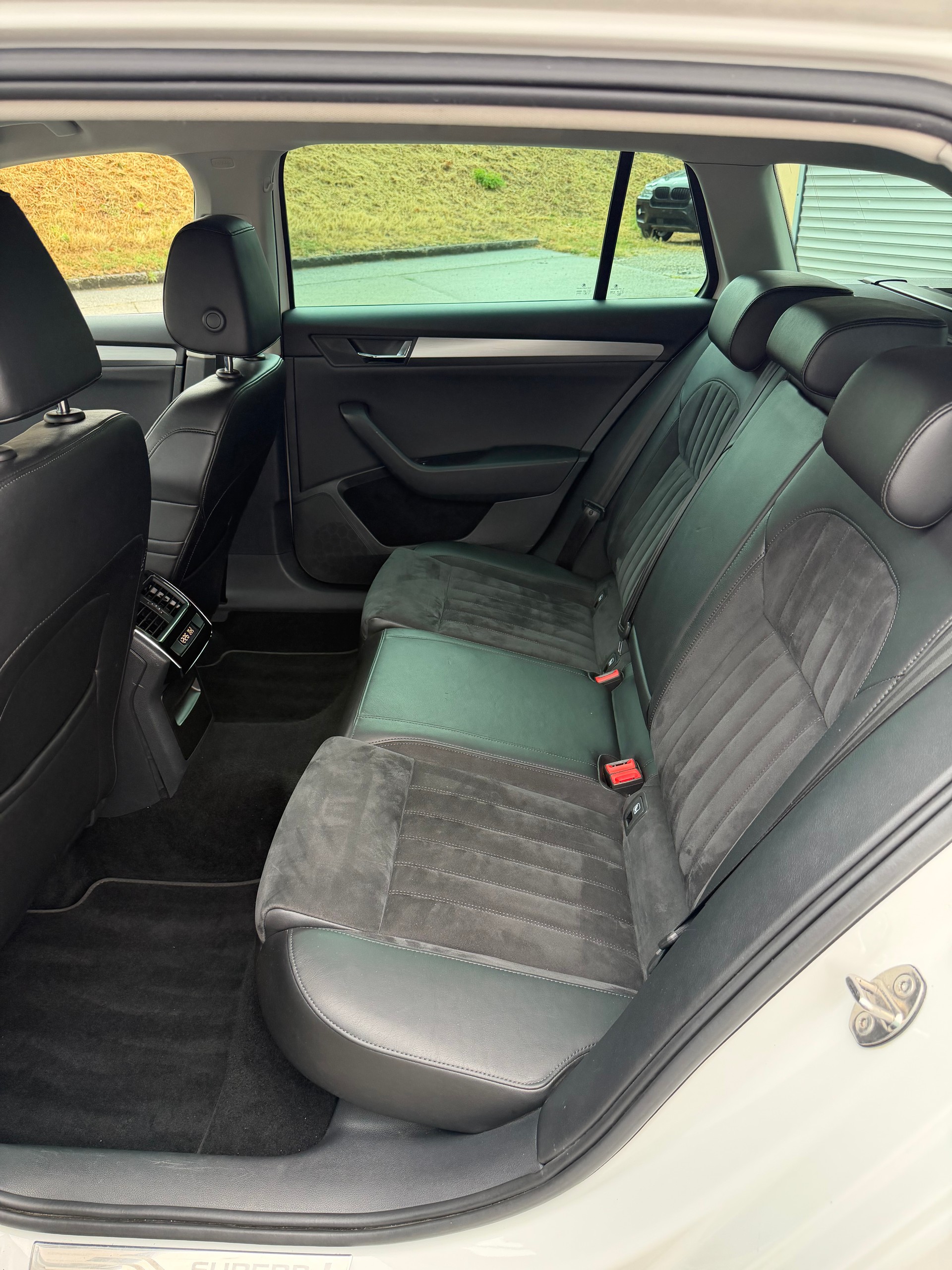 SKODA Superb Combi 2.0 TDi Ambition 4x4 DSG-image-12