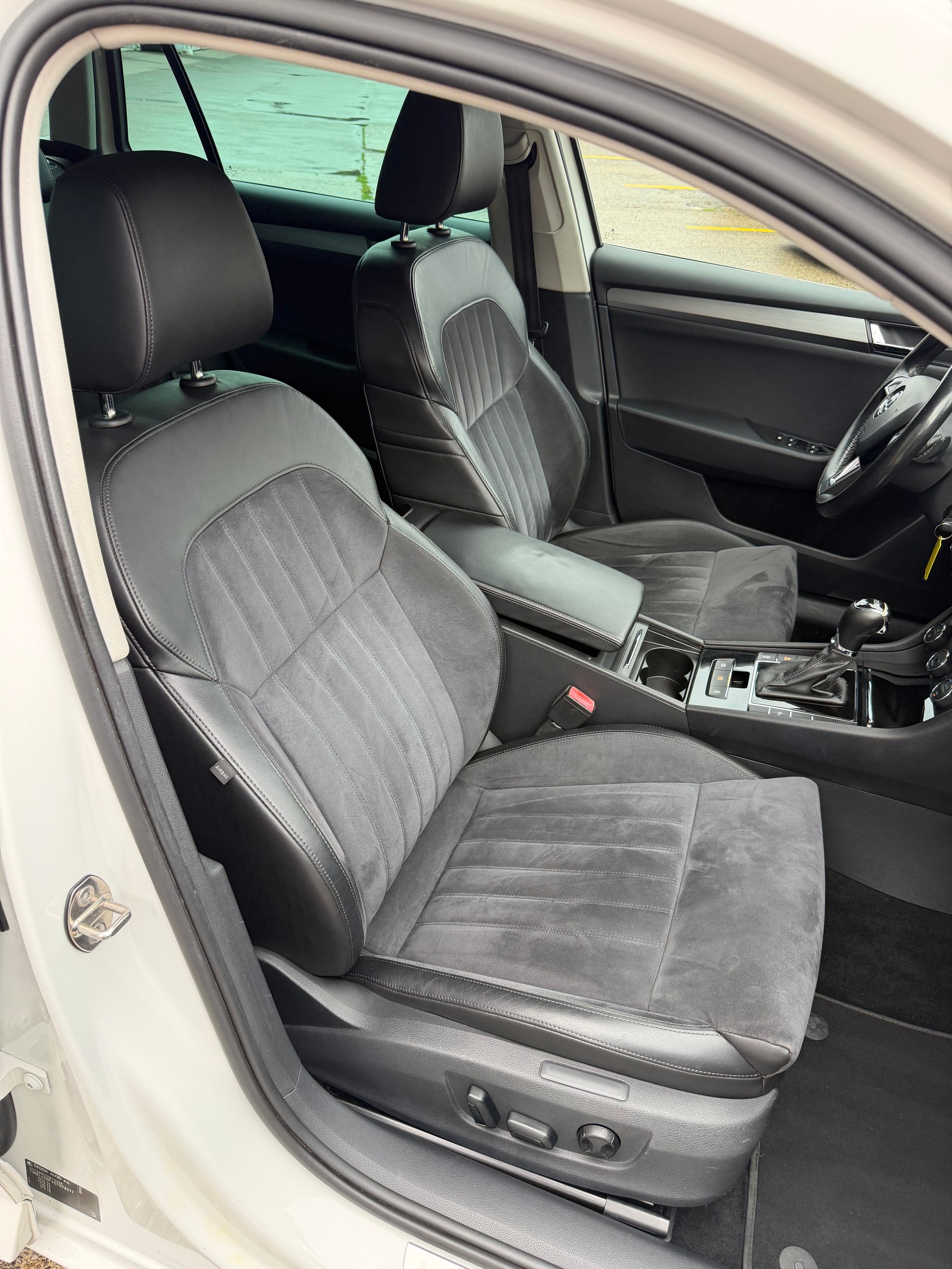 SKODA Superb Combi 2.0 TDi Ambition 4x4 DSG-image-15