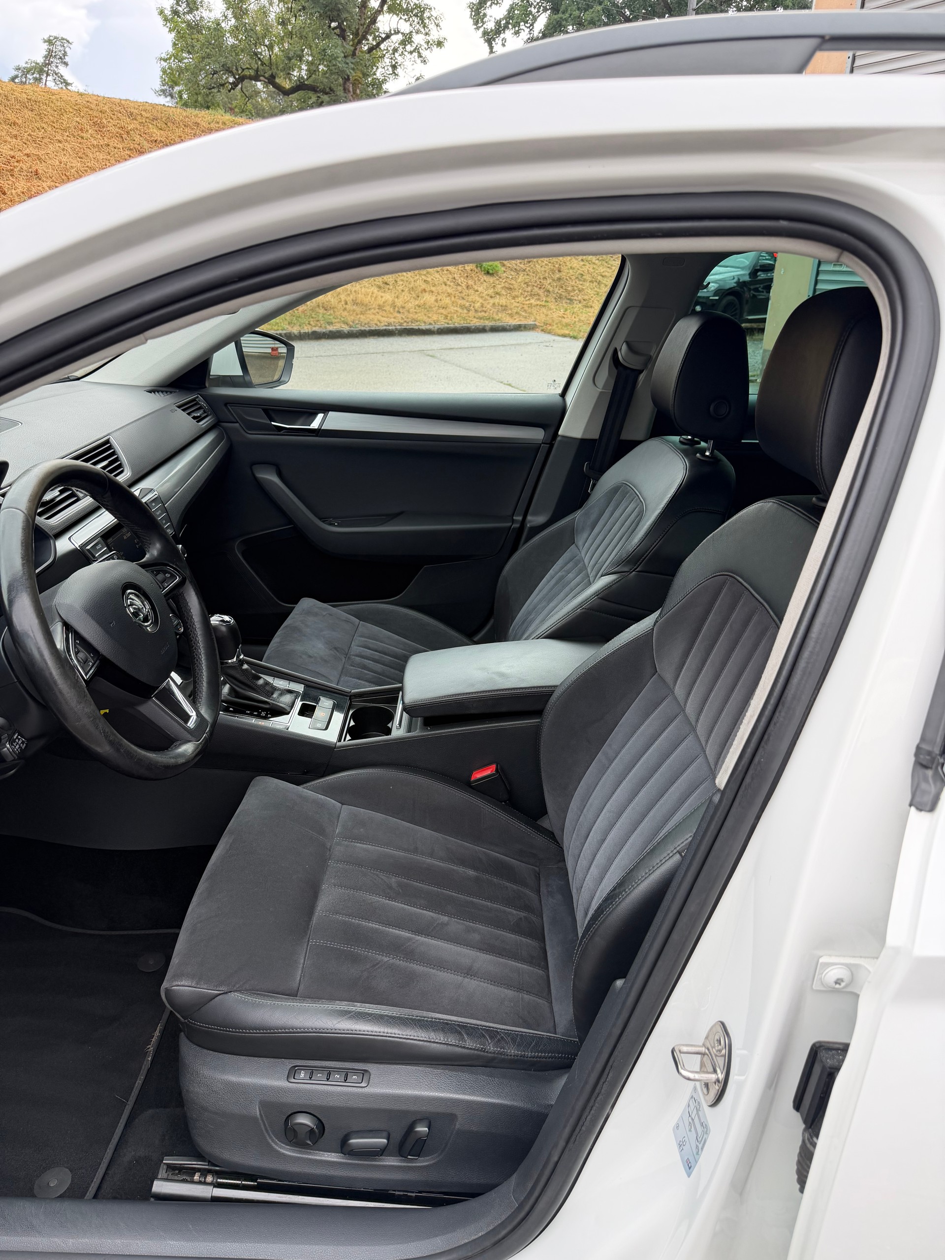 SKODA Superb Combi 2.0 TDi Ambition 4x4 DSG-image-8