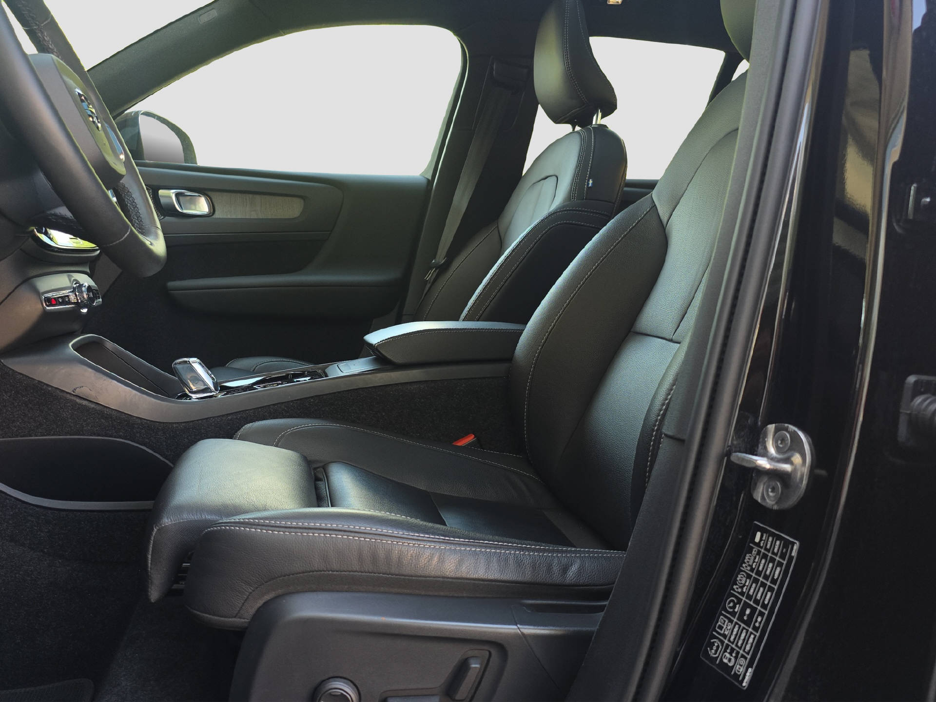 VOLVO XC40 B5 Benzin Mild Hybrid AWD Ultimate Dark Geartronic-image-13