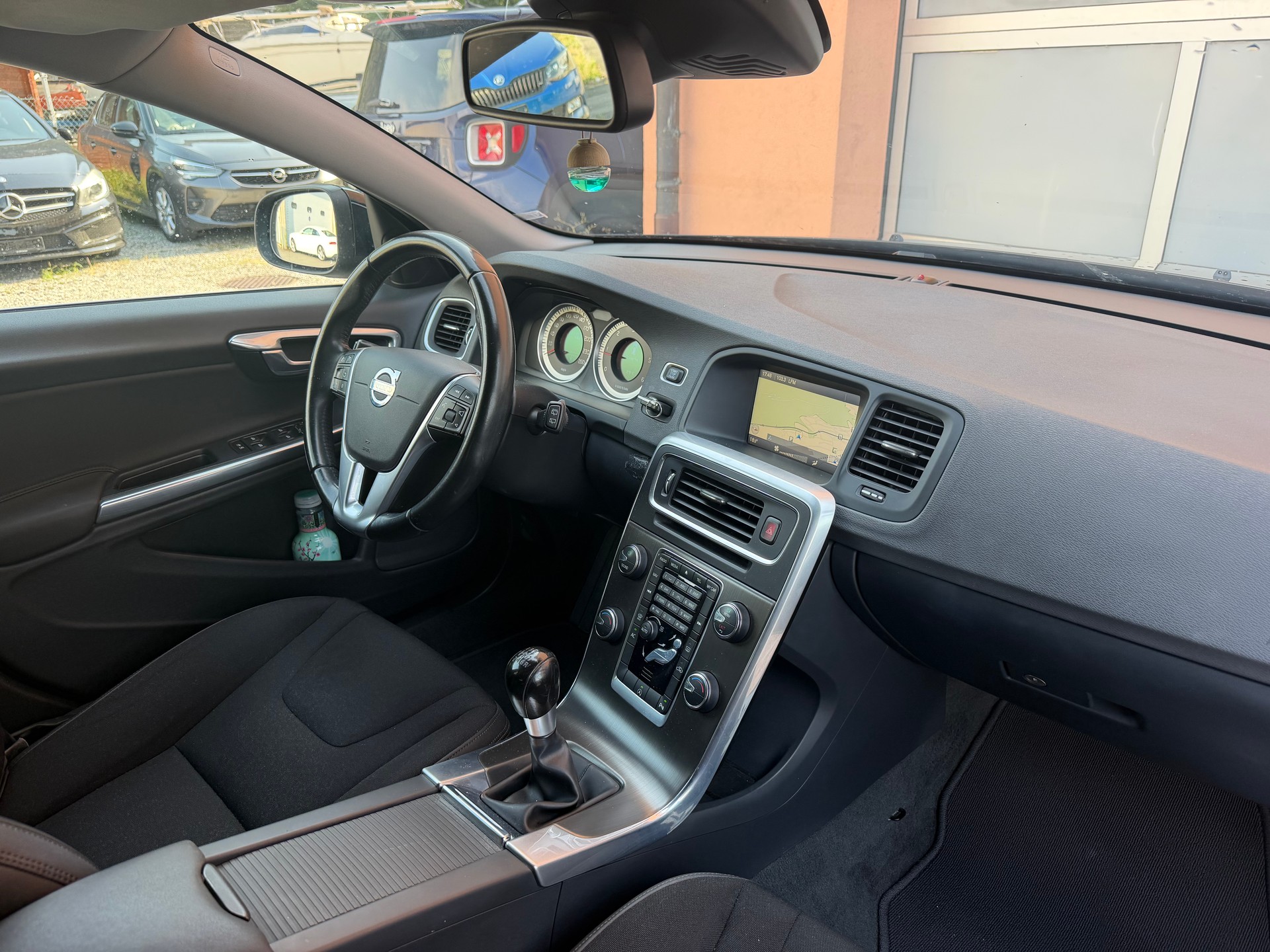 VOLVO V60 D4 Momentum-image-8
