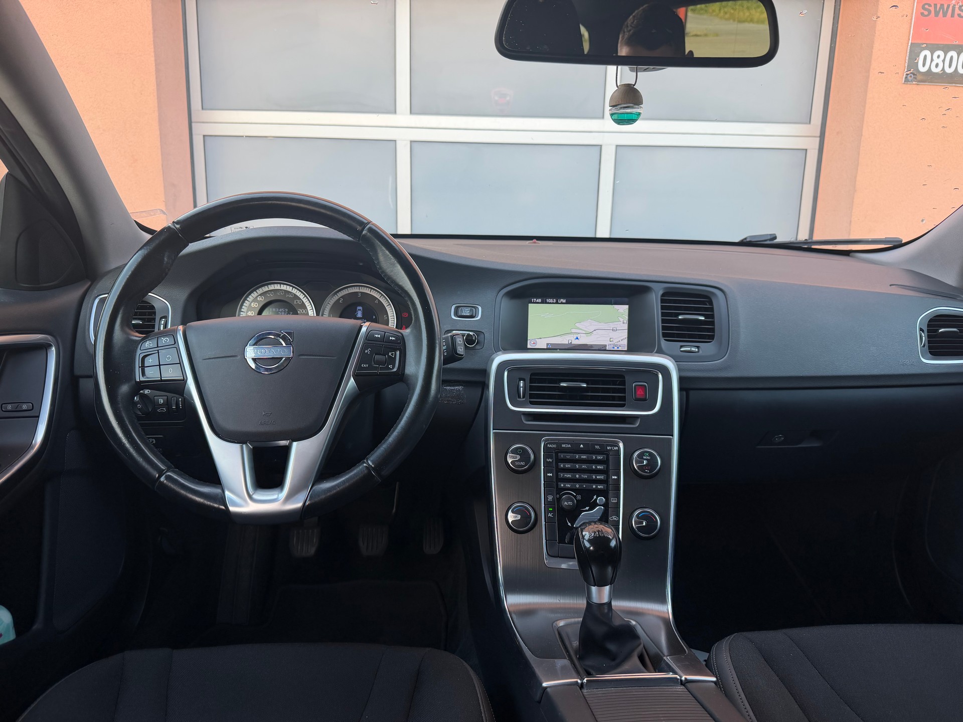 VOLVO V60 D4 Momentum-image-7