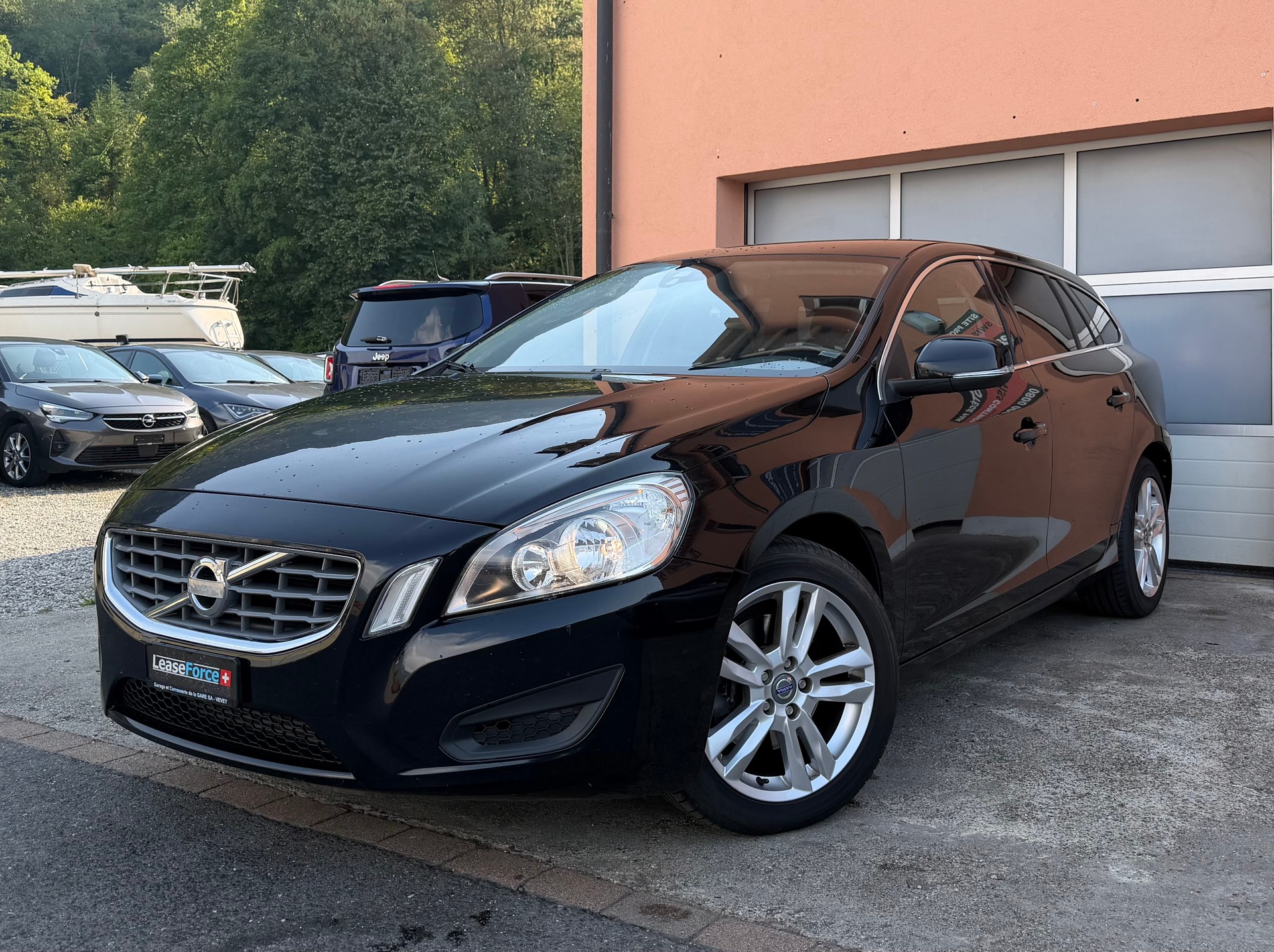 VOLVO V60 D4 Momentum-image-1