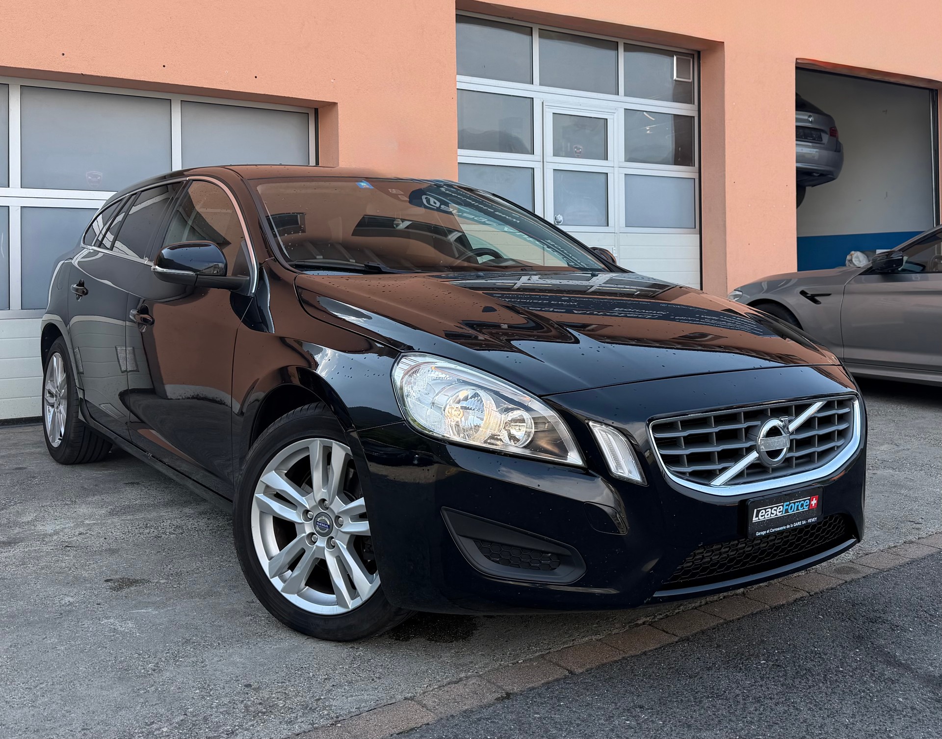 VOLVO V60 D4 Momentum-image-0