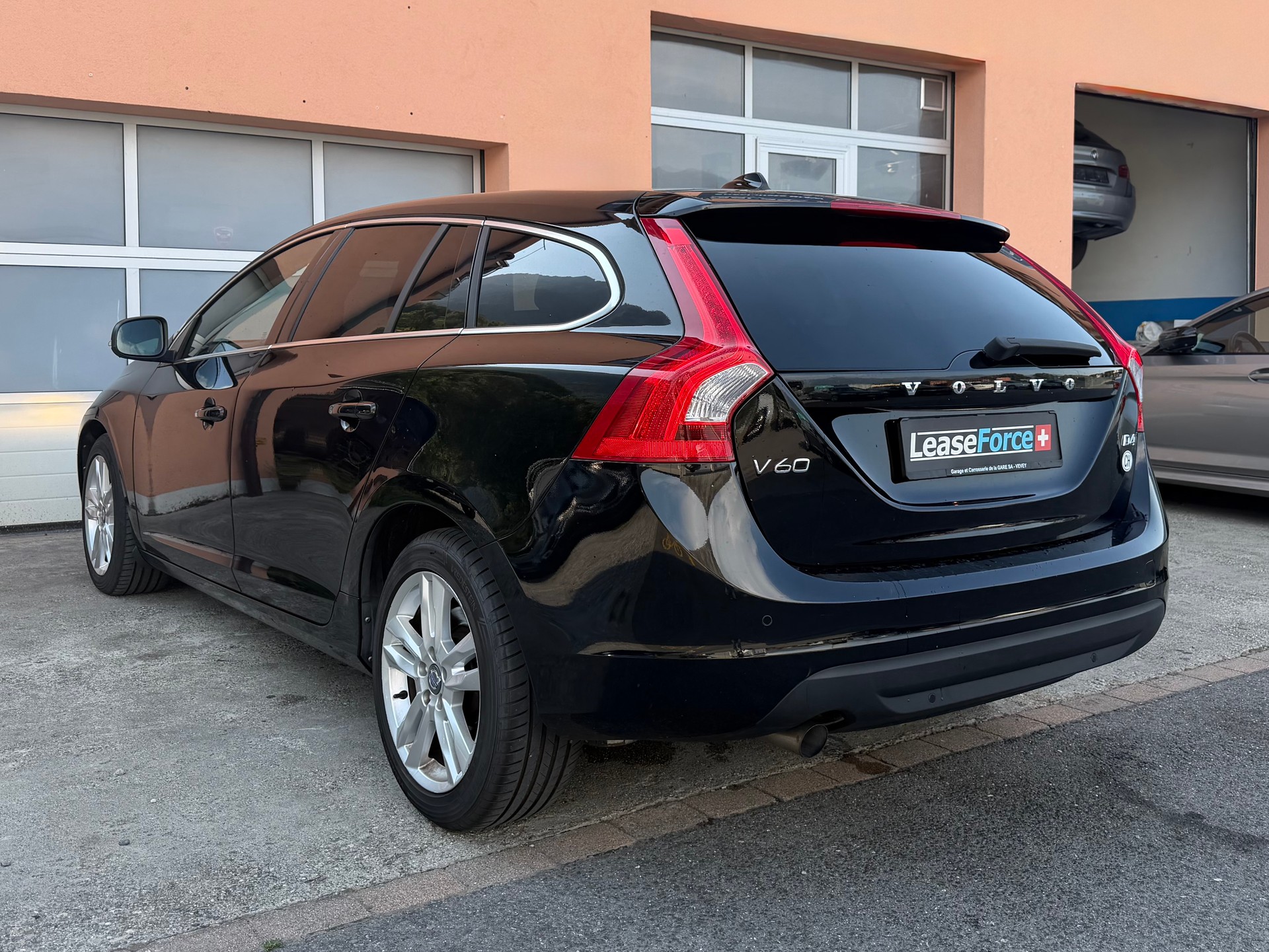 VOLVO V60 D4 Momentum-image-2