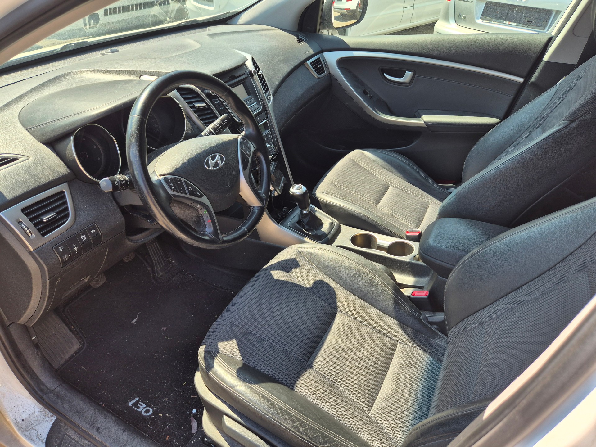HYUNDAI i30 1.6 CRDi Comfort-image-5