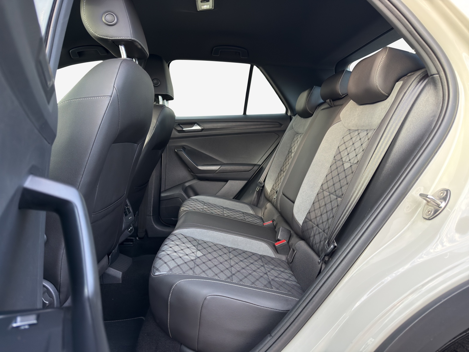 VW T-Roc 2.0 TSI R-Line DSG 4Motion-image-11