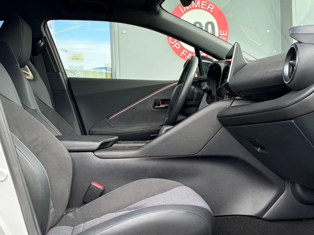 TOYOTA C-HR 2.0 HSD Trend 4WD-image-10