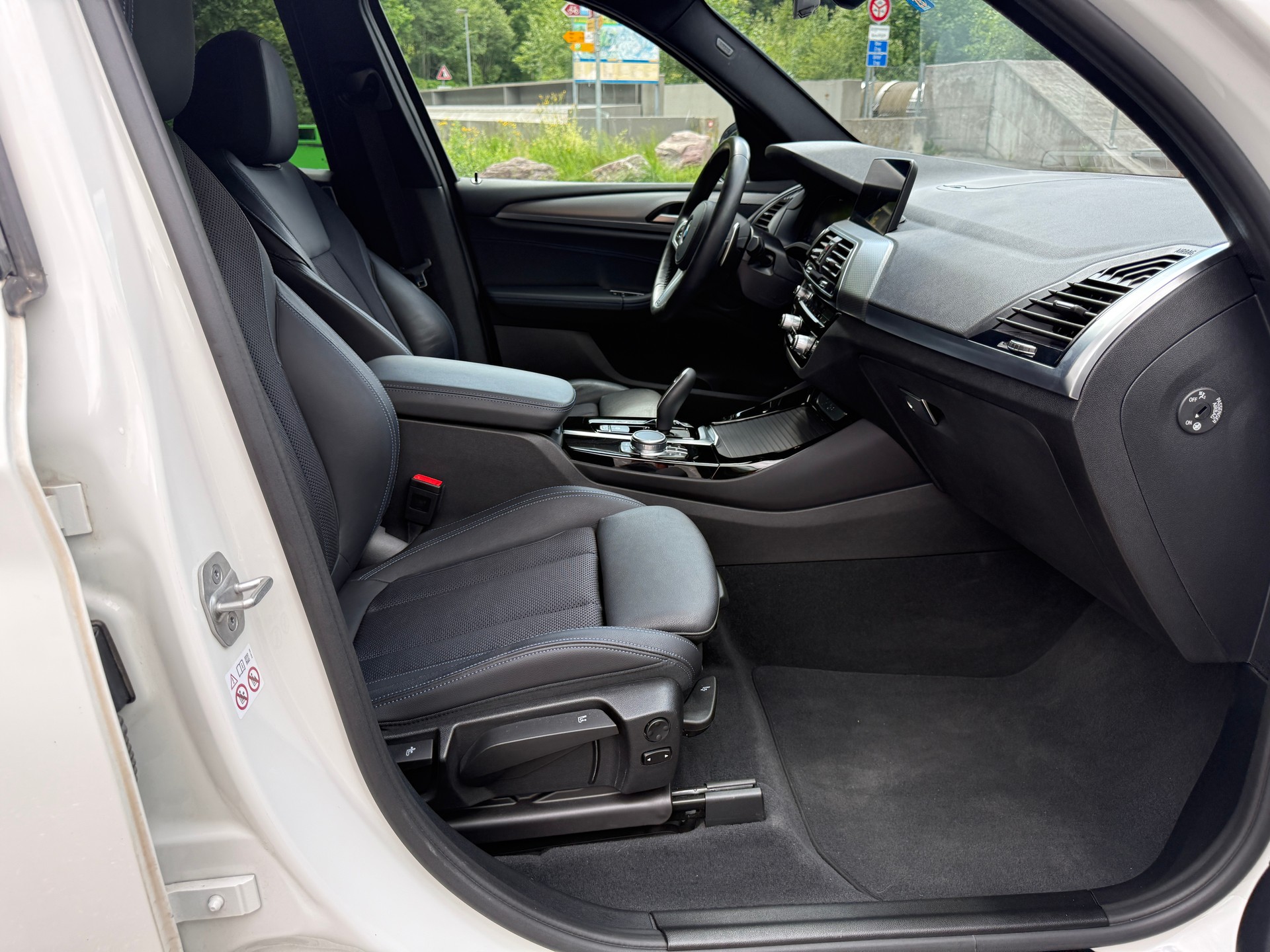 BMW 30e xDrive M Sport-image-11
