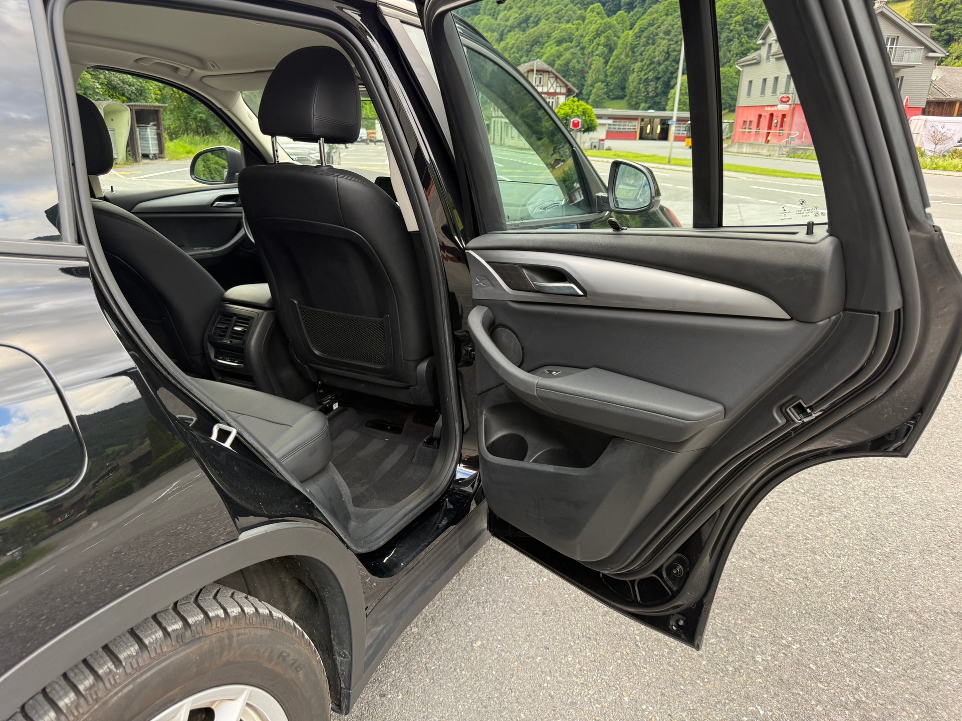 BMW 20i xDrive-image-11