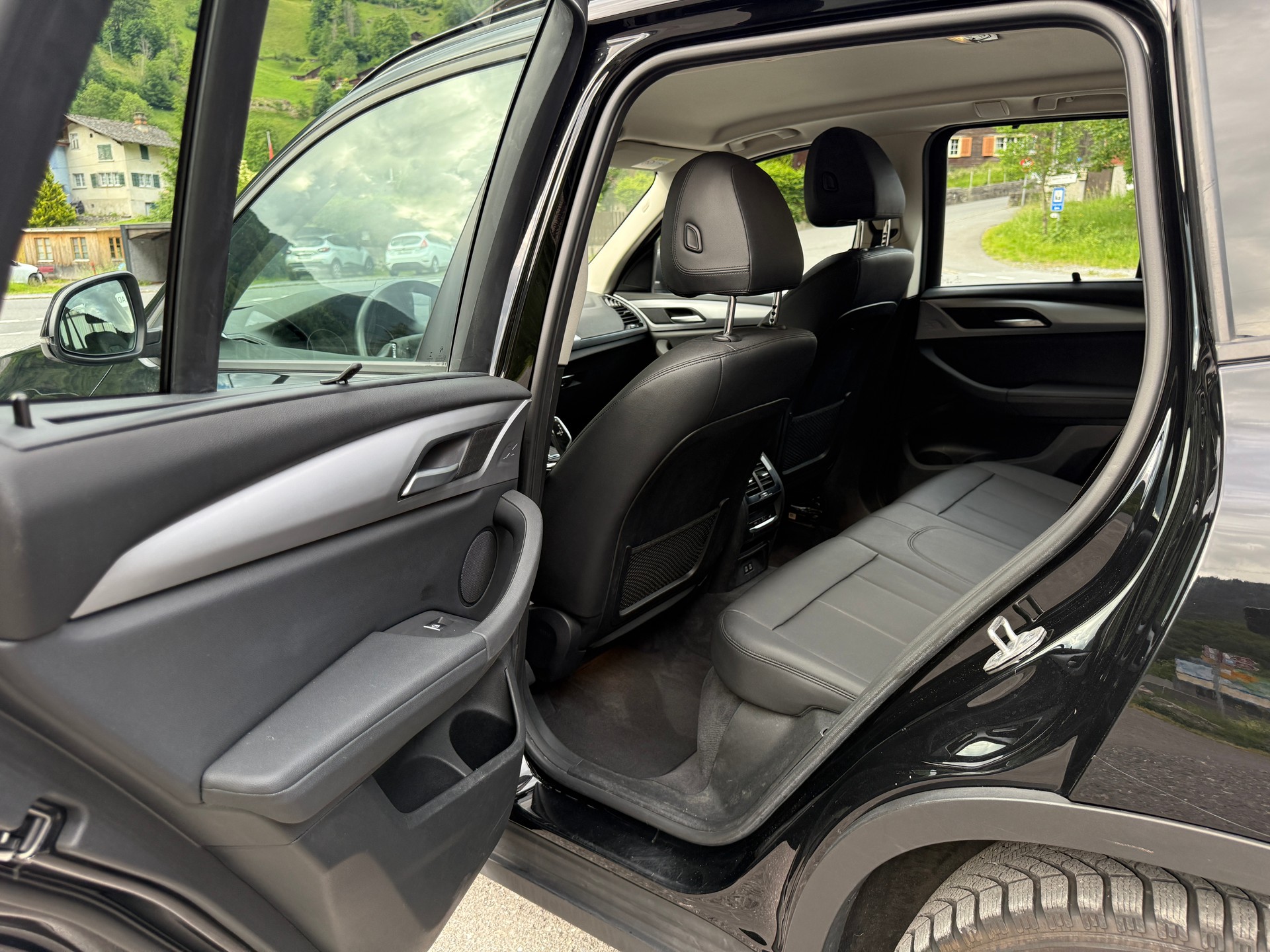 BMW 20i xDrive-image-10