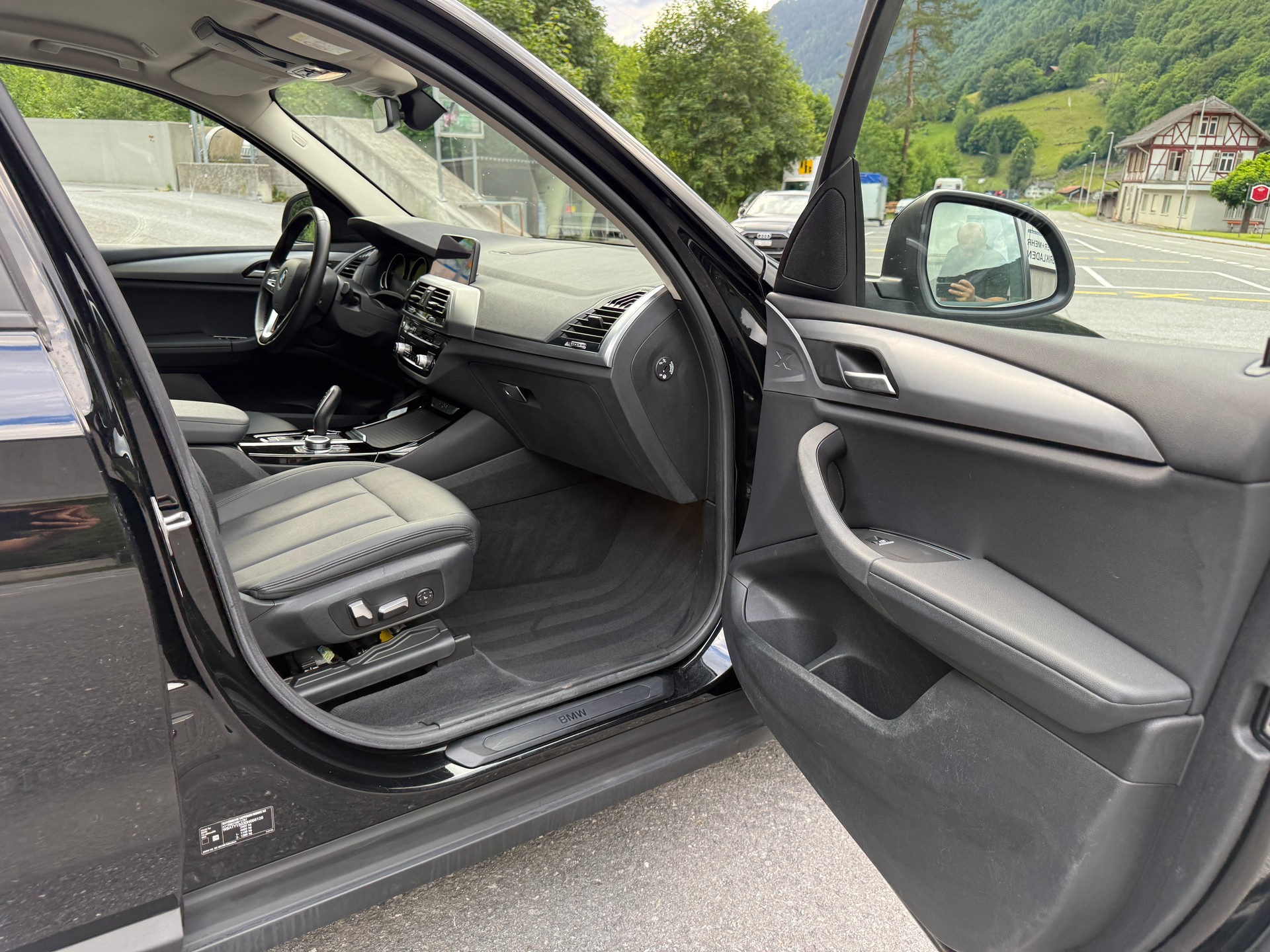 BMW 20i xDrive-image-13