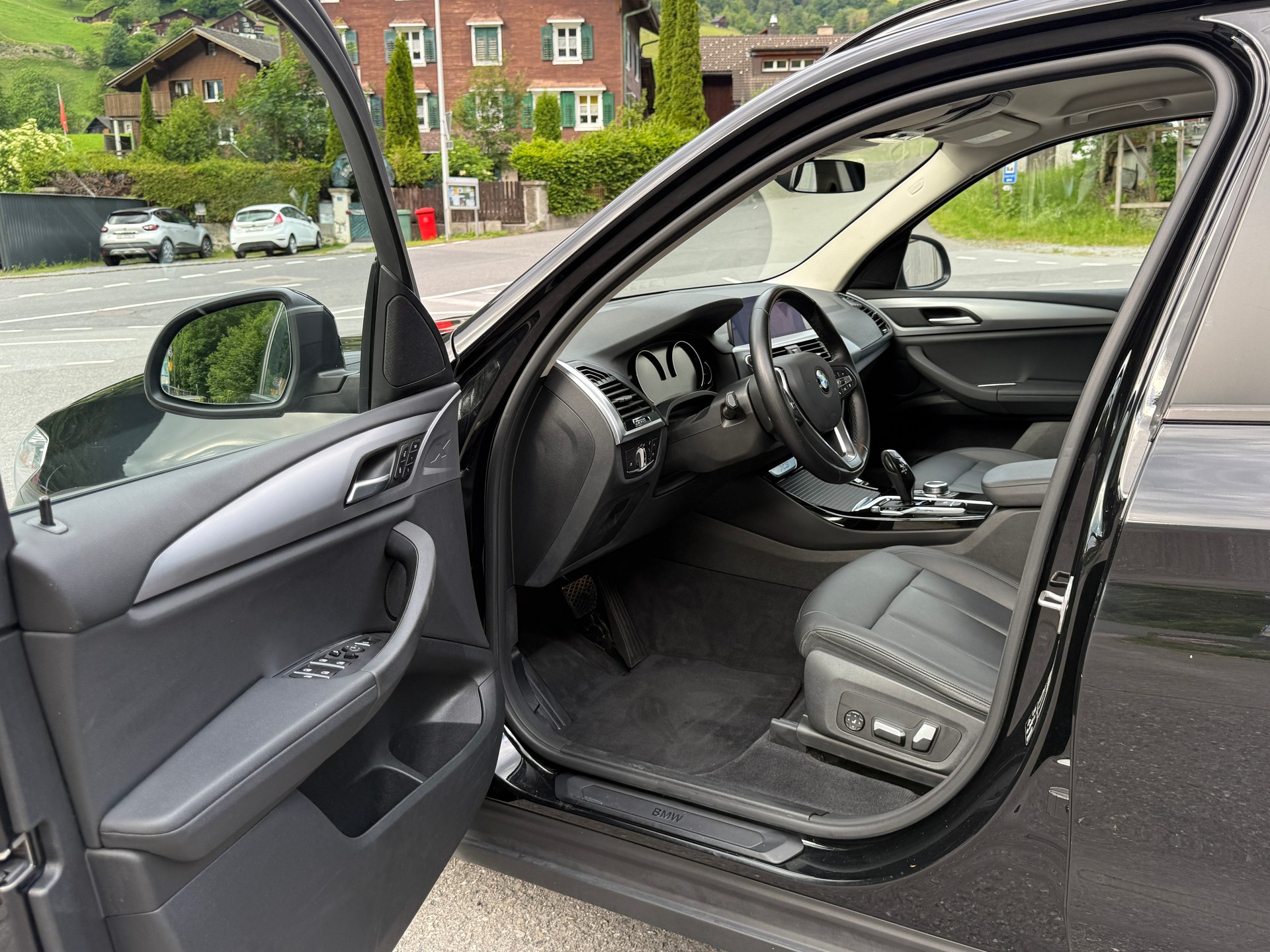 BMW 20i xDrive-image-9