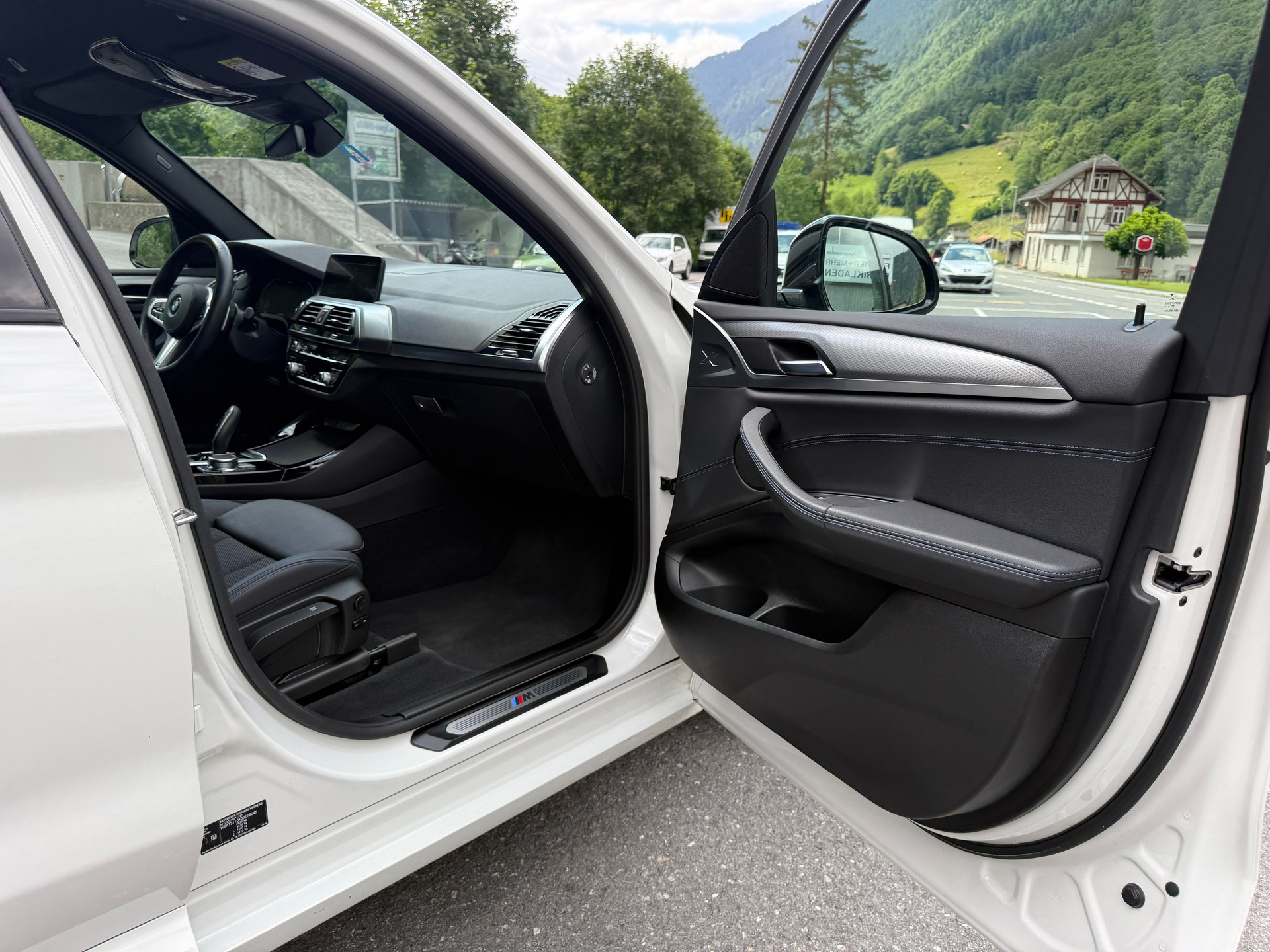 BMW 30e xDrive M Sport-image-10