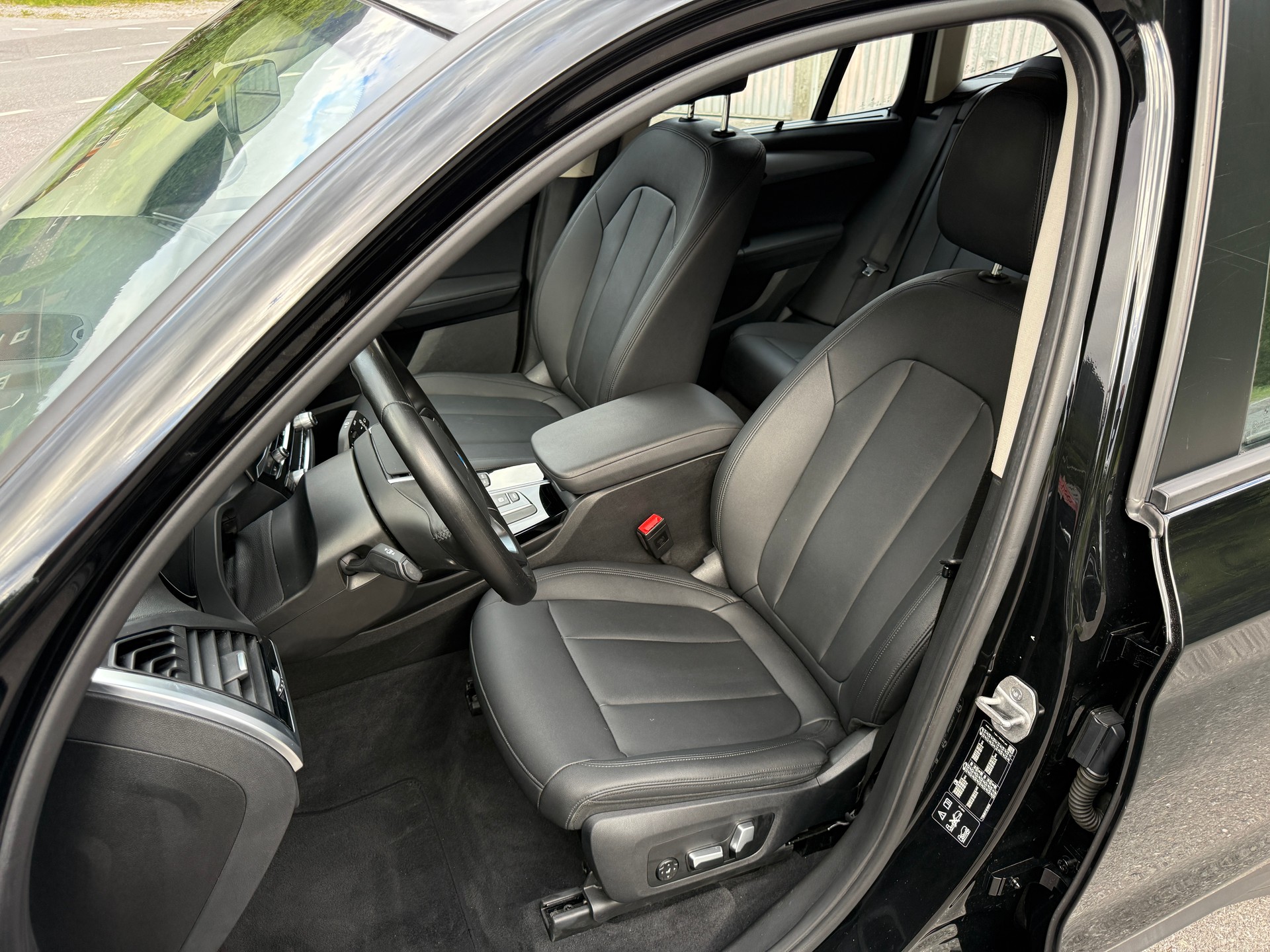 BMW 20i xDrive-image-8