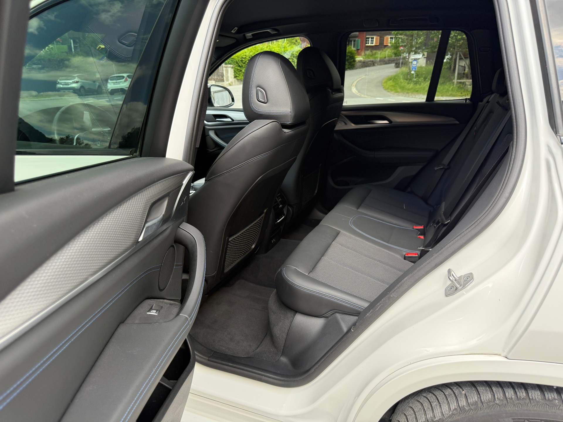 BMW 30e xDrive M Sport-image-8