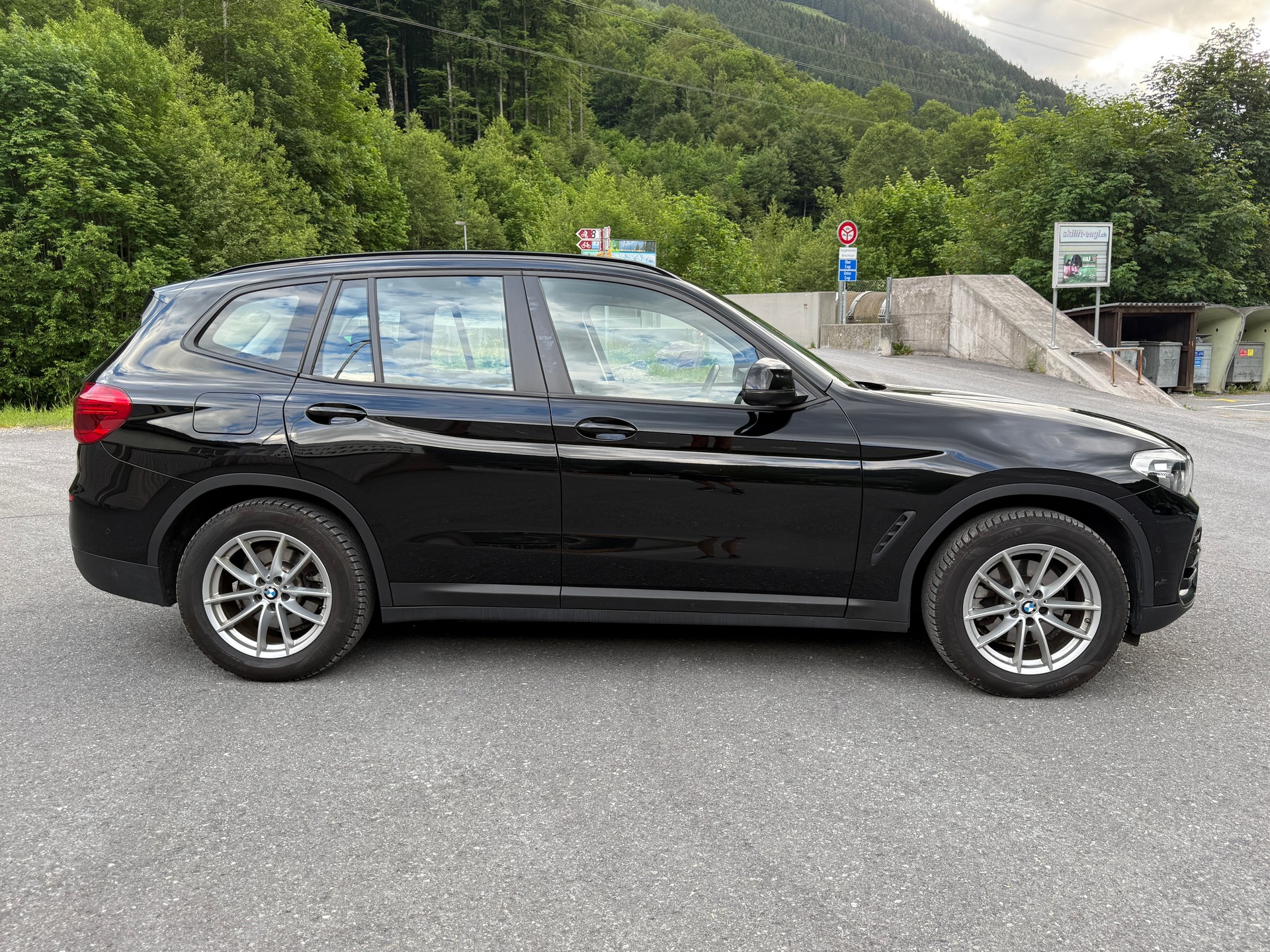 BMW 20i xDrive-image-3