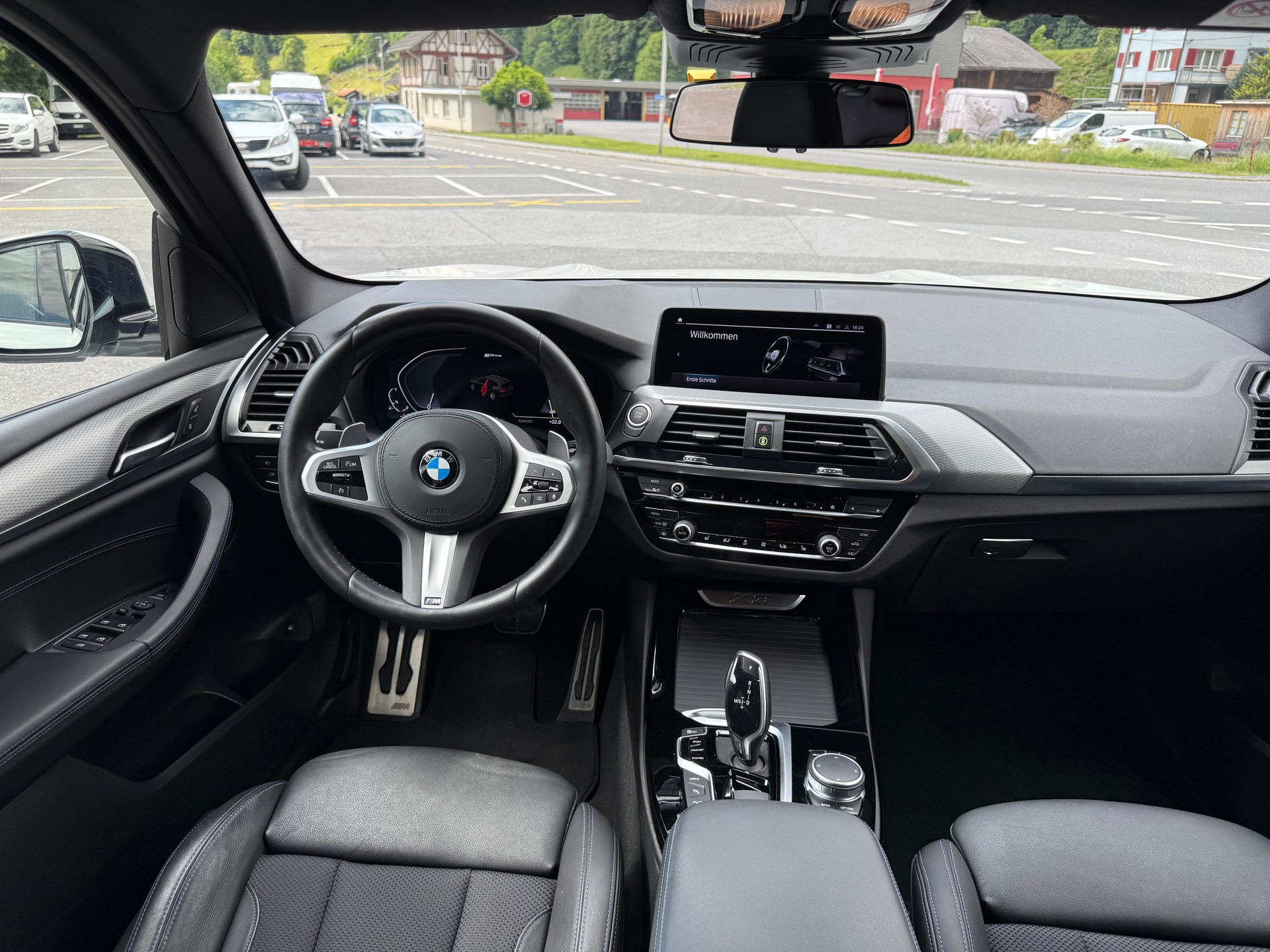 BMW 30e xDrive M Sport-image-12