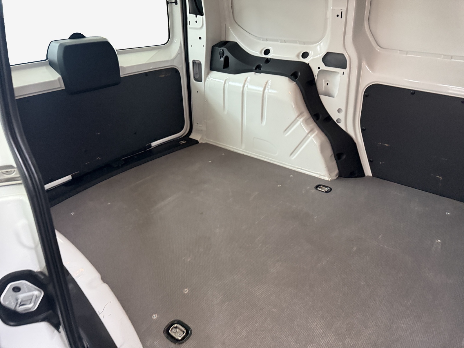 VW Caddy Cargo 2.0TDI Entry-image-11