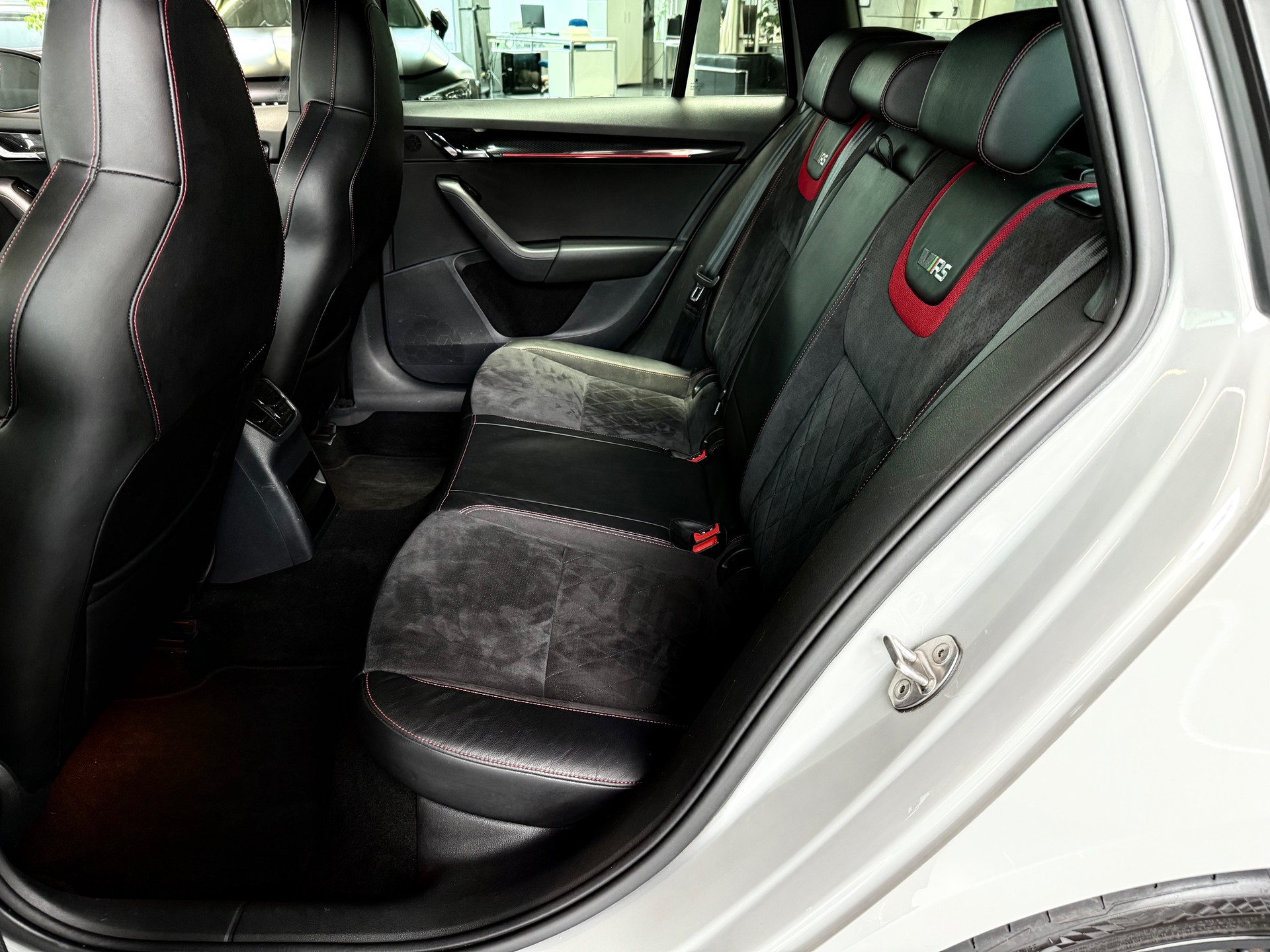 SKODA Octavia Combi 2.0 TSI RS Final Edition DSG-image-8