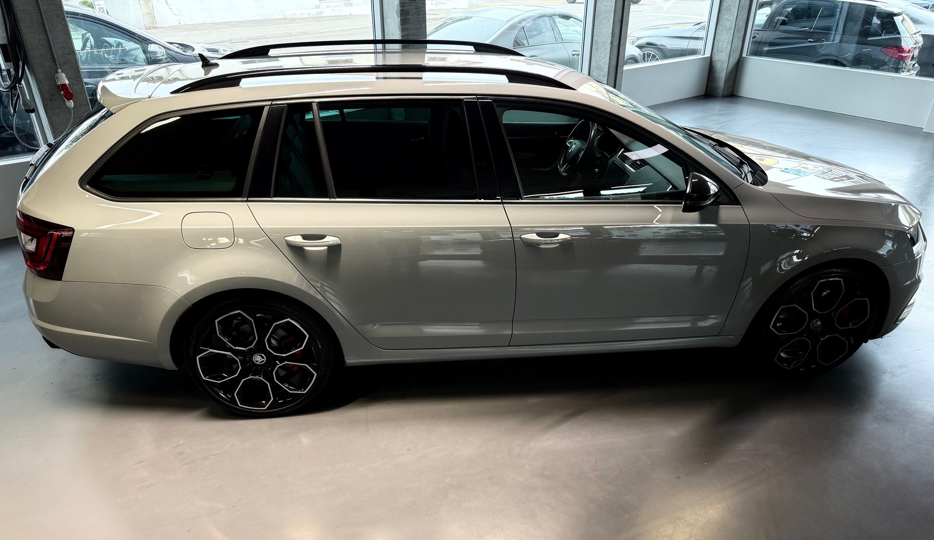 SKODA Octavia Combi 2.0 TSI RS Final Edition DSG-image-3