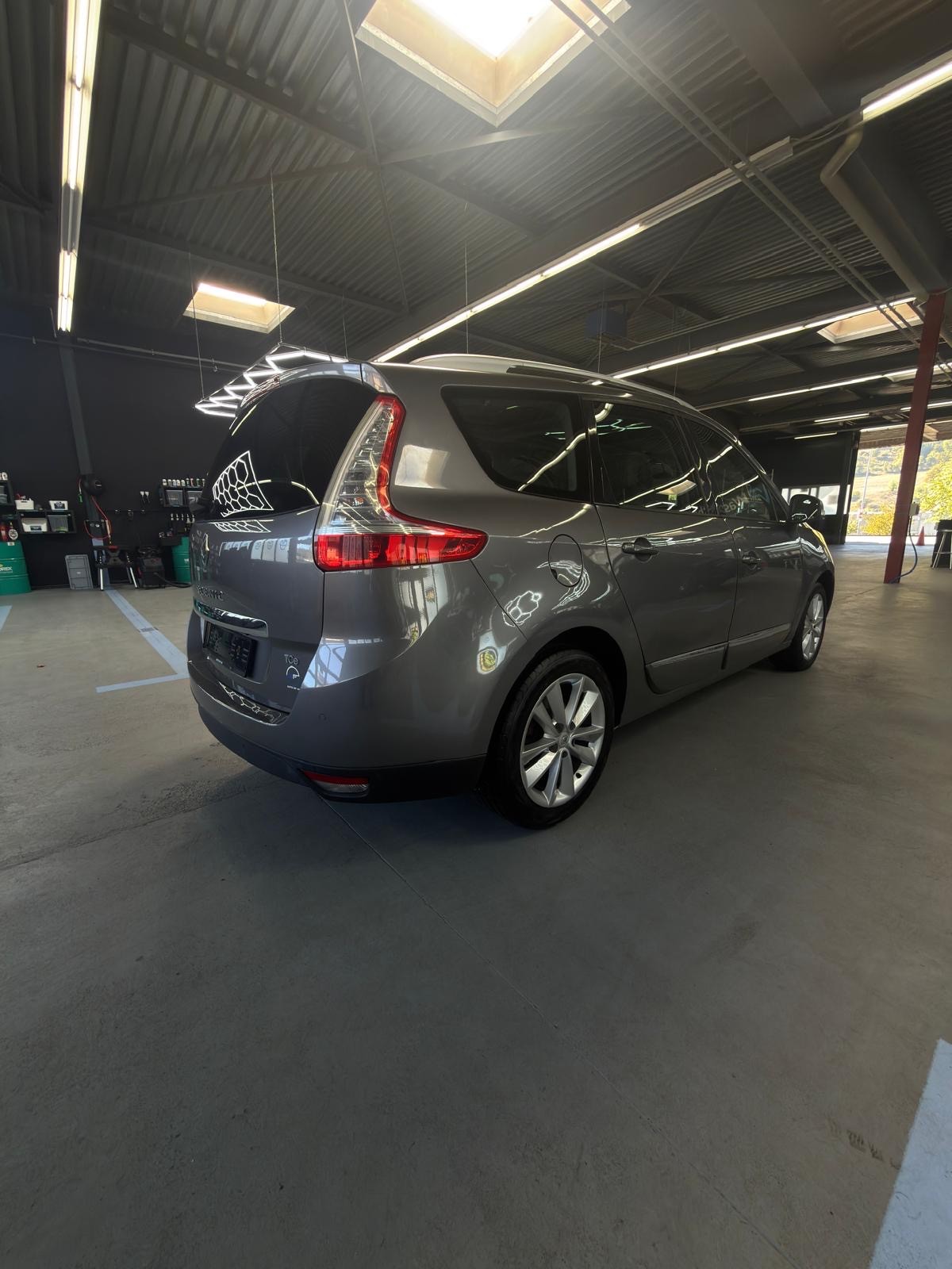 RENAULT Grand Scénic 1.4 16V Turbo Bose mit GARANTIE-image-2
