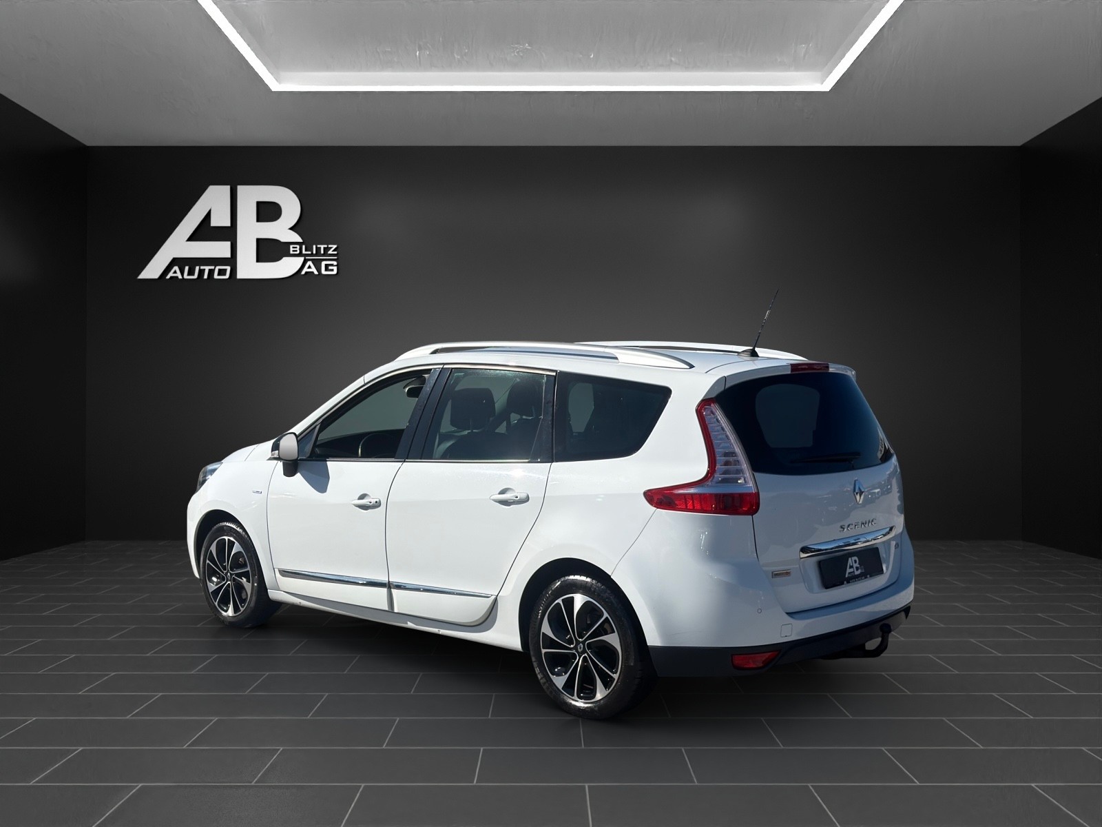 RENAULT Scénic 1.5 dCi Bose EDC-image-2