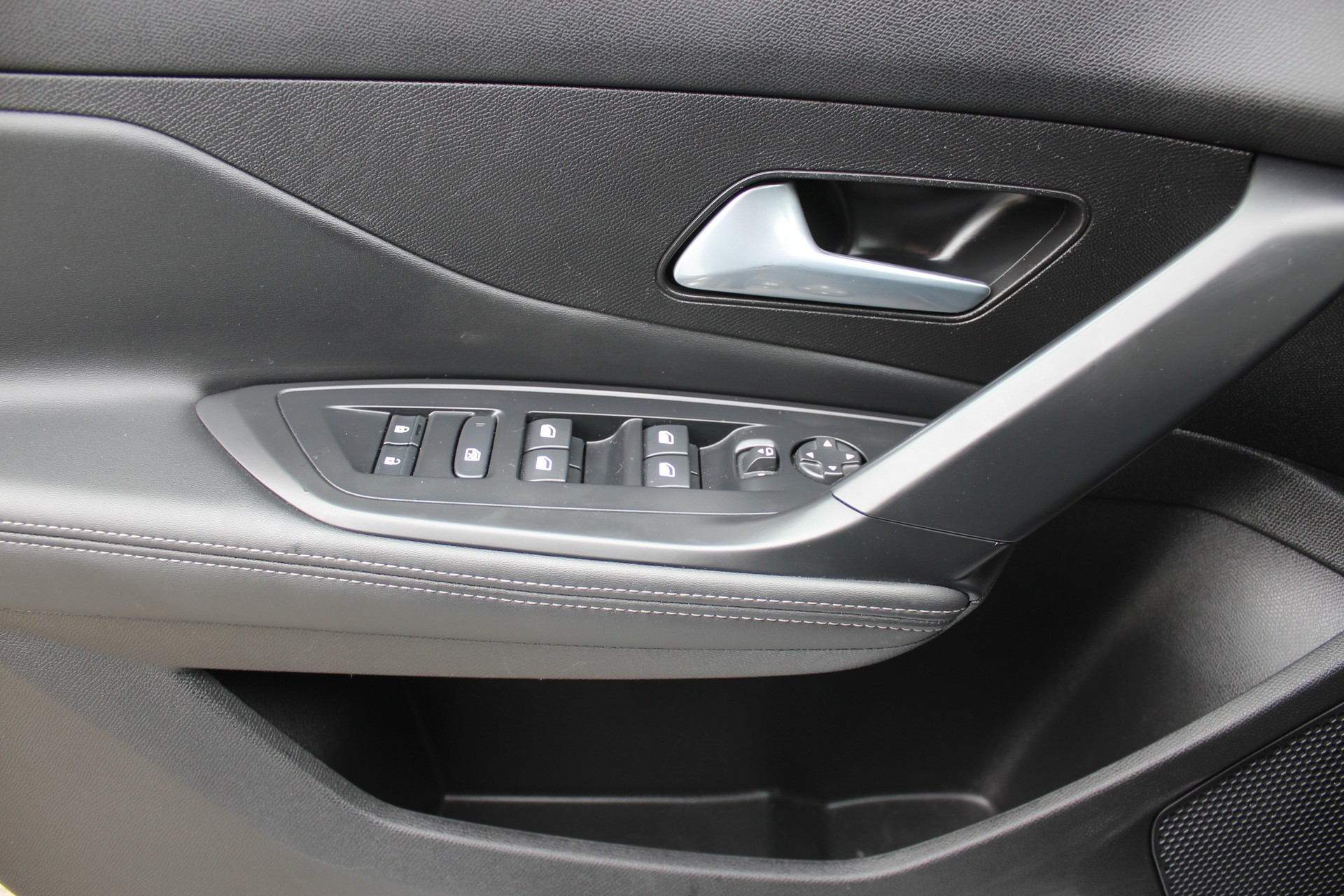 PEUGEOT 308 e SW Allure 54kWh-image-8