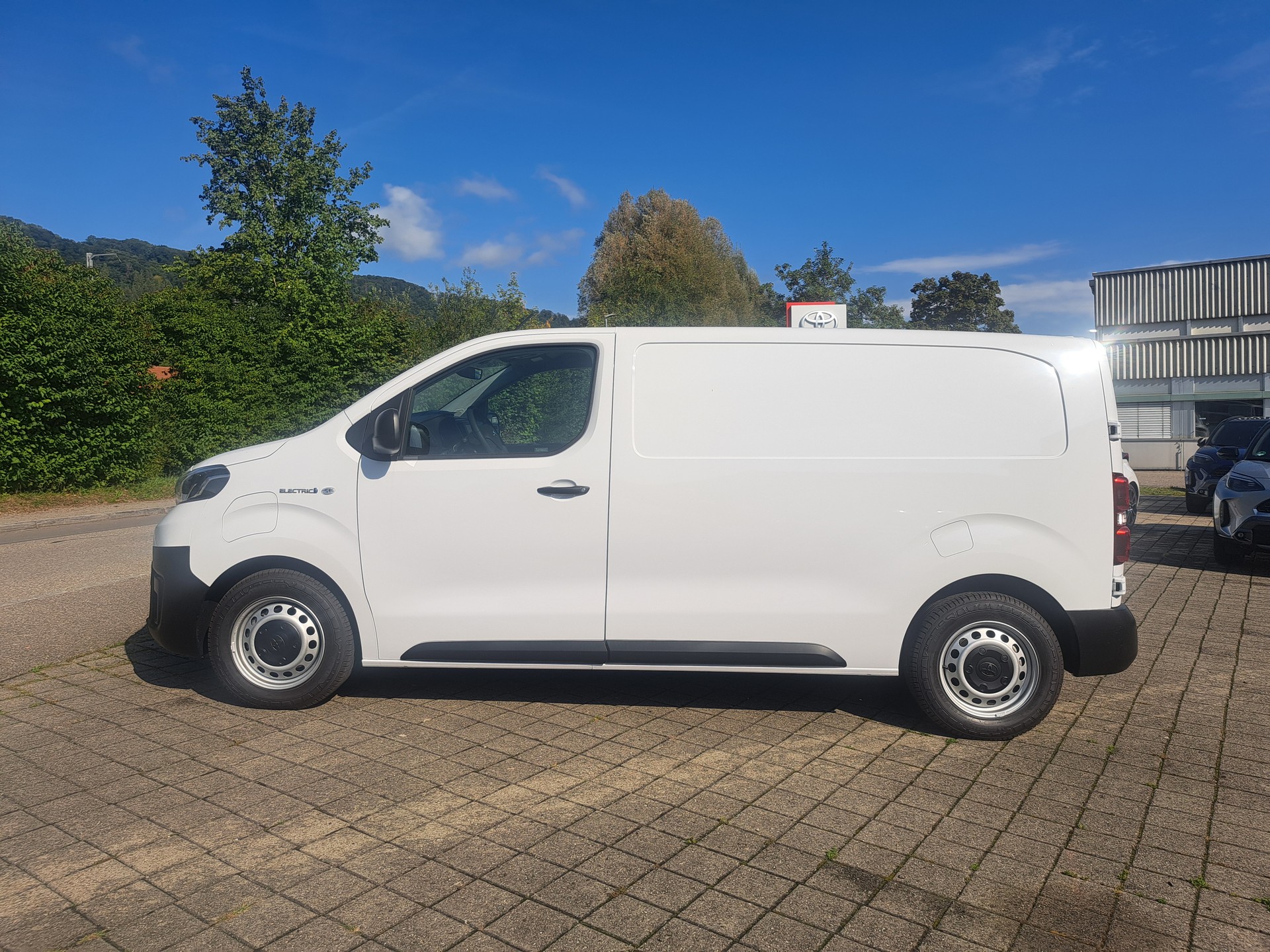 TOYOTA Proace EV 75kWh Medium Active-image-11