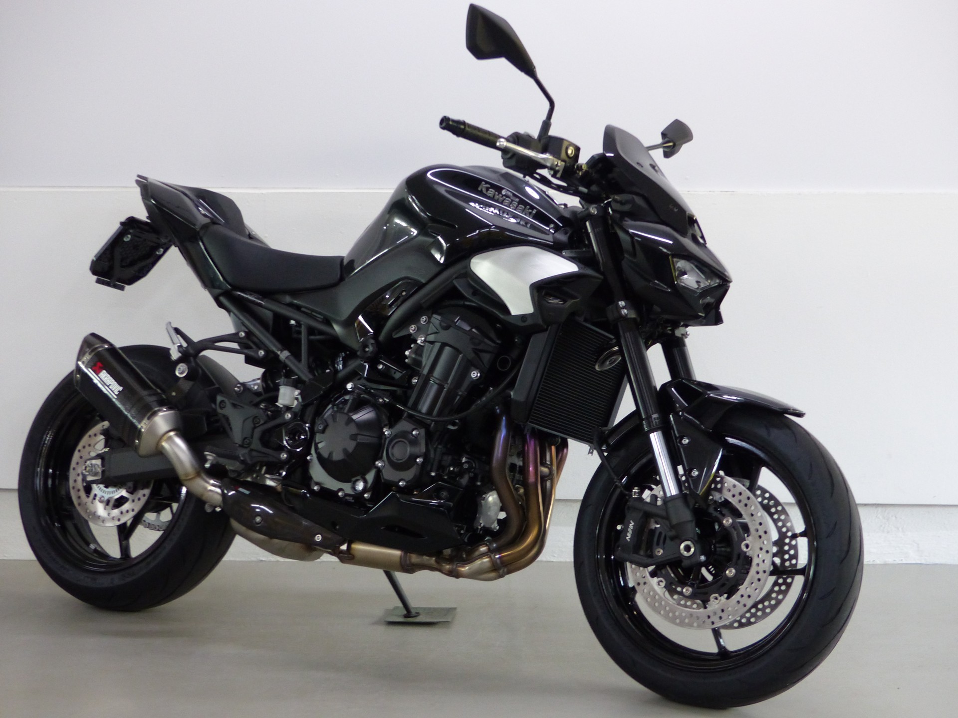 KAWASAKI Z 900 ABS MY25 Performance mit Zubehör-showroom-element-1