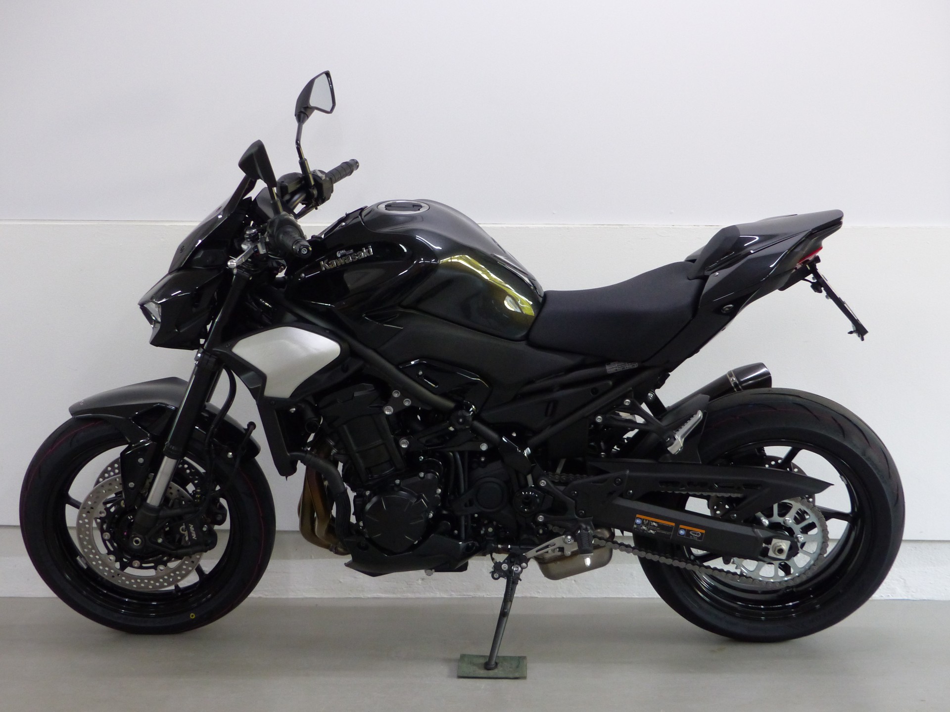 KAWASAKI Z 900 ABS MY25 Performance mit Zubehör-showroom-element-2