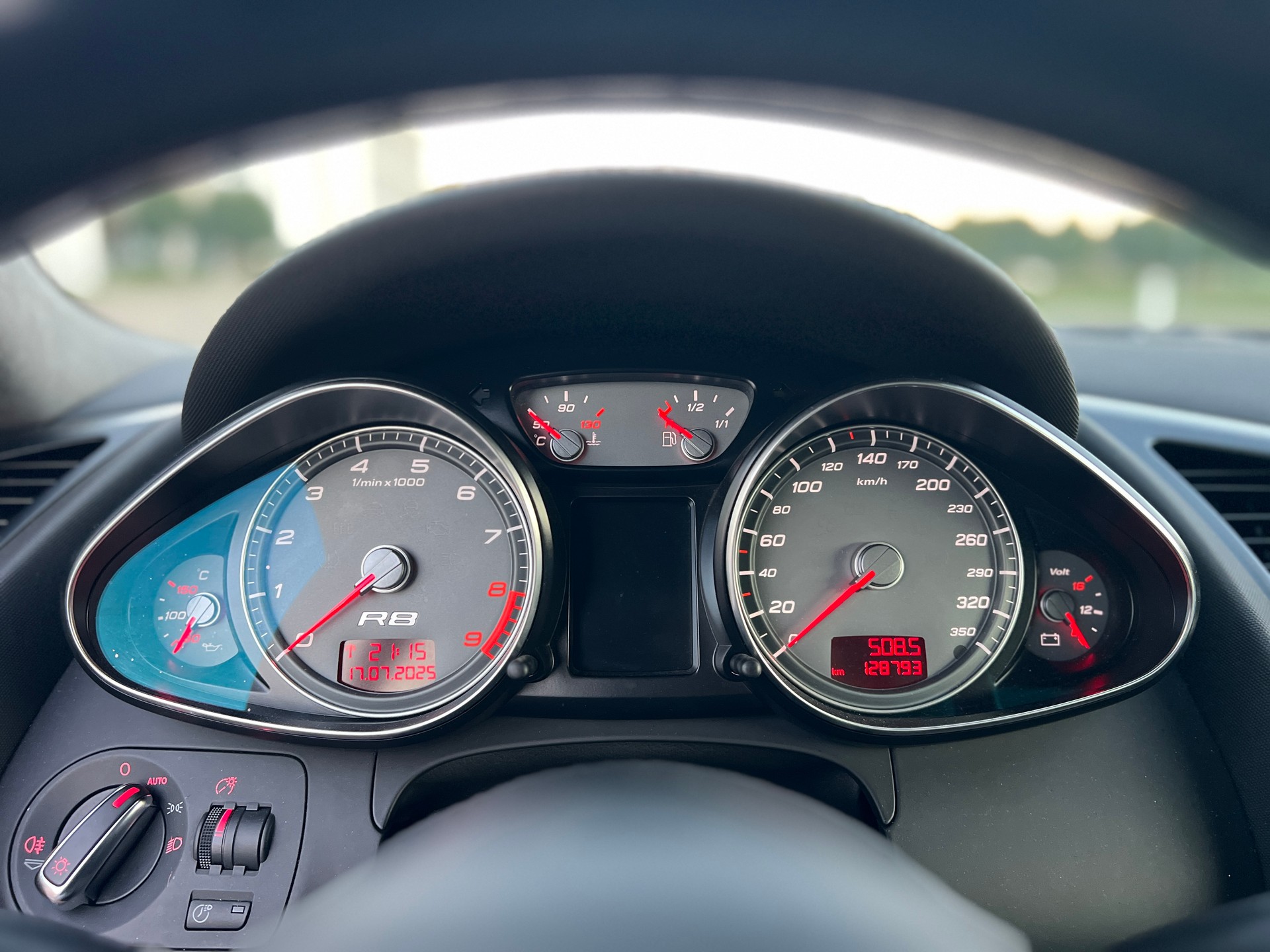 AUDI R8 4.2 FSI Quattro-image-7